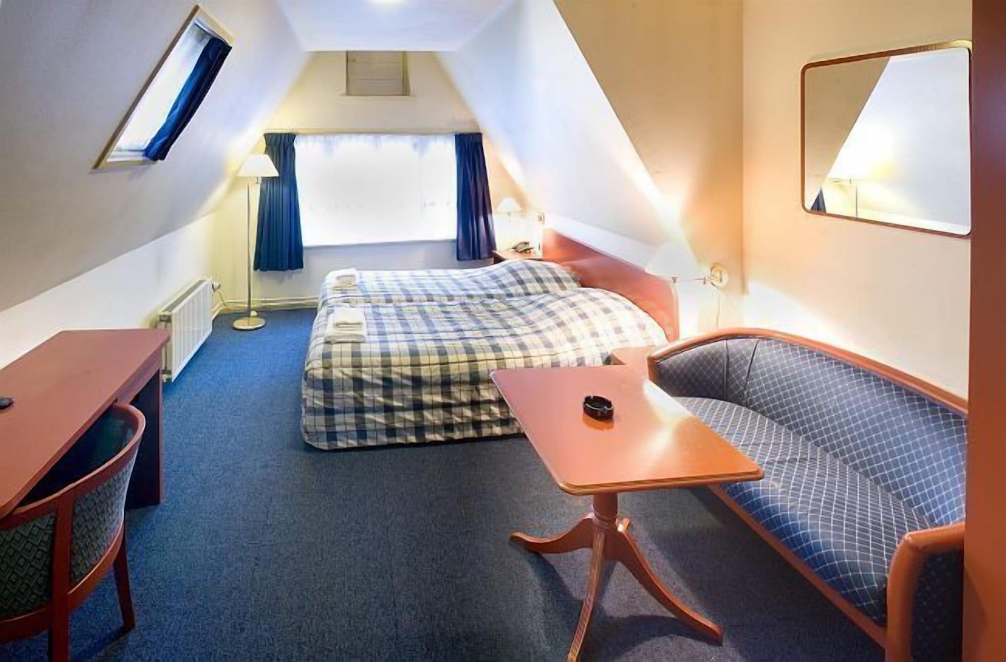 Double or Twin with Double Bed