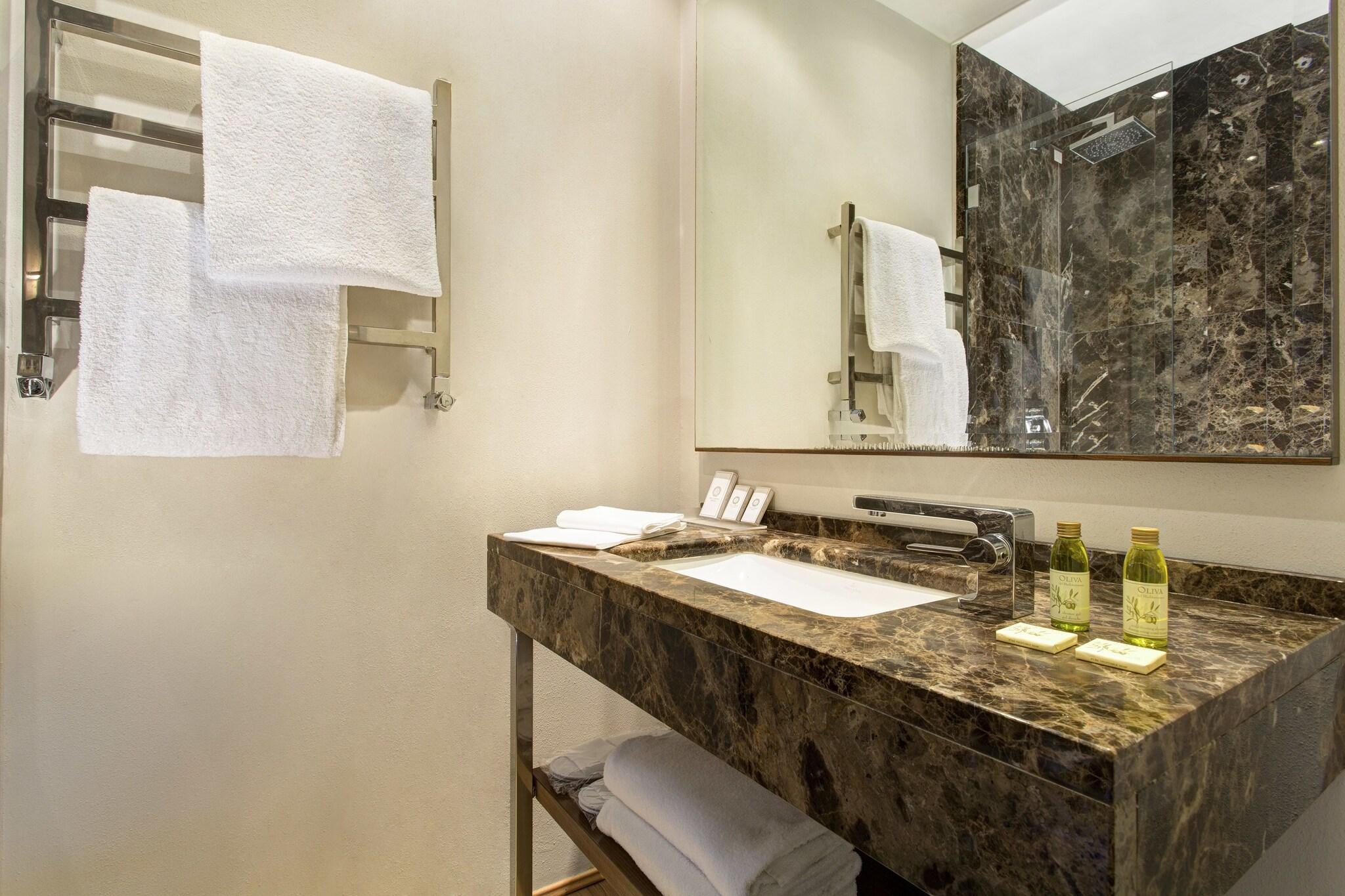 Junior Suite Garden View King Bed