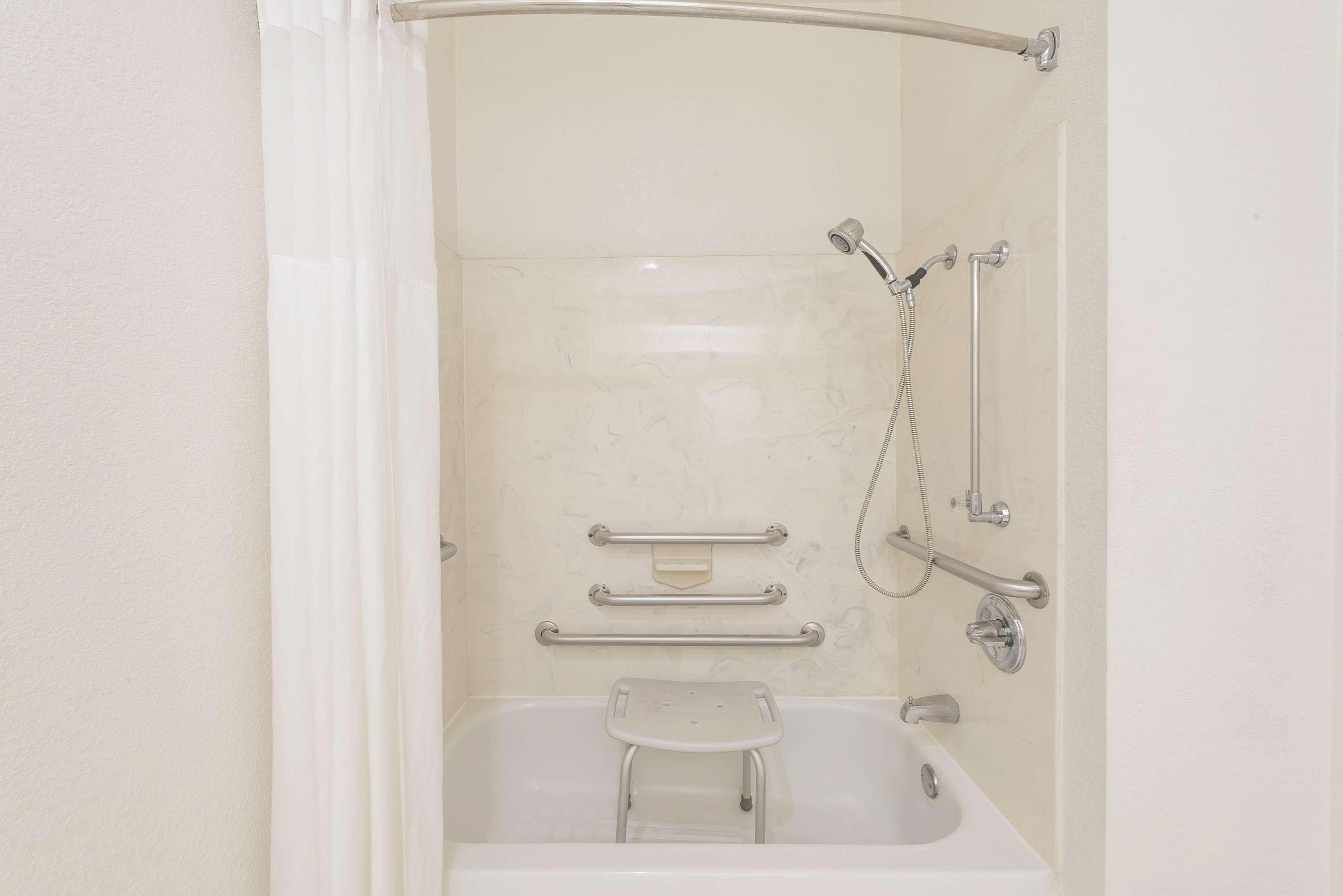 Suite Accessible King Size Bed