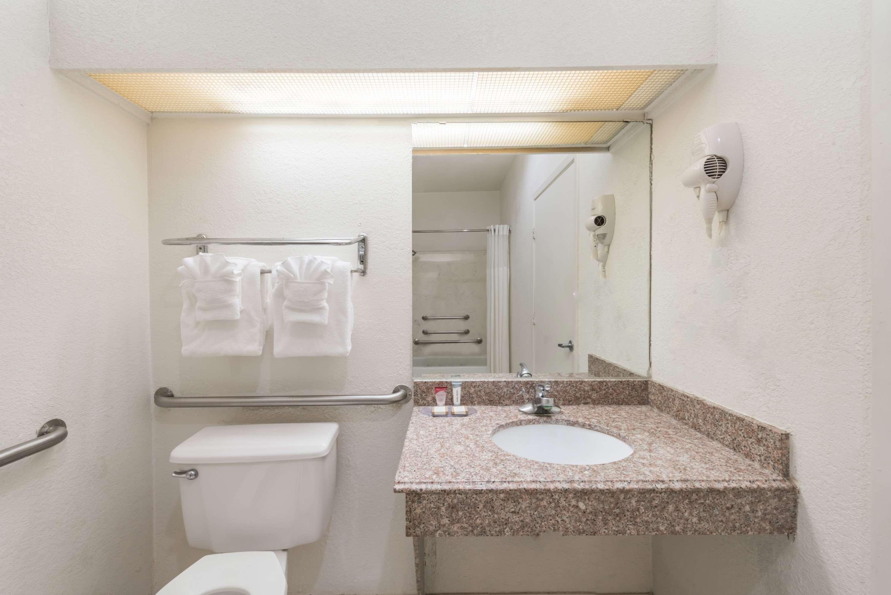 Suite Accessible King Size Bed