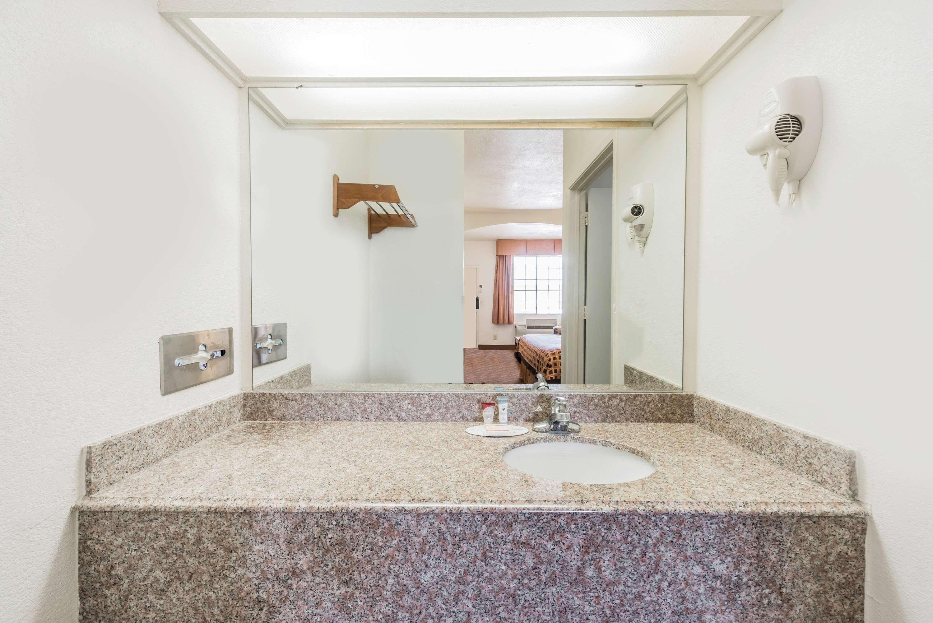 Suite Accessible King Size Bed