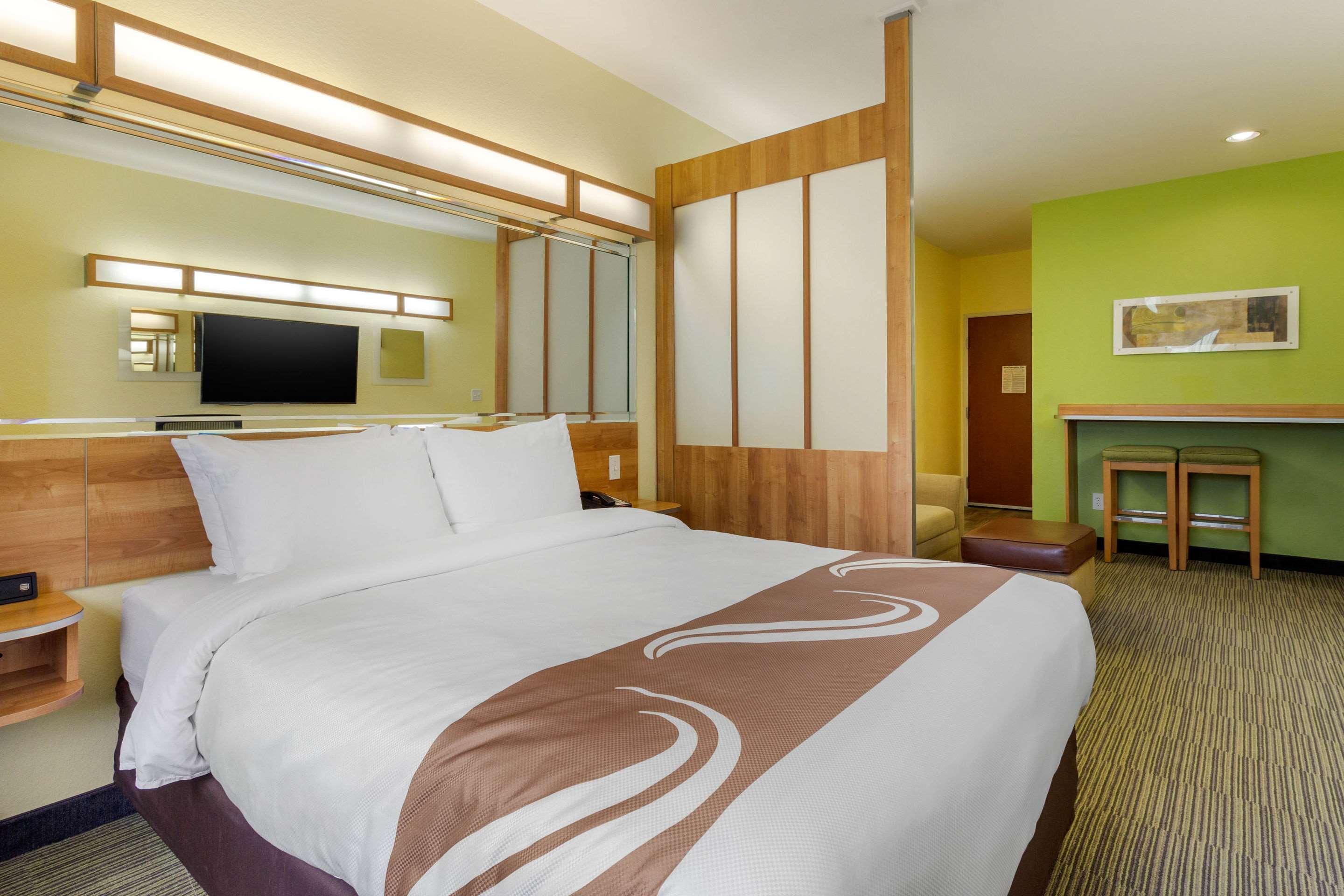 Suite Queen Size Bed