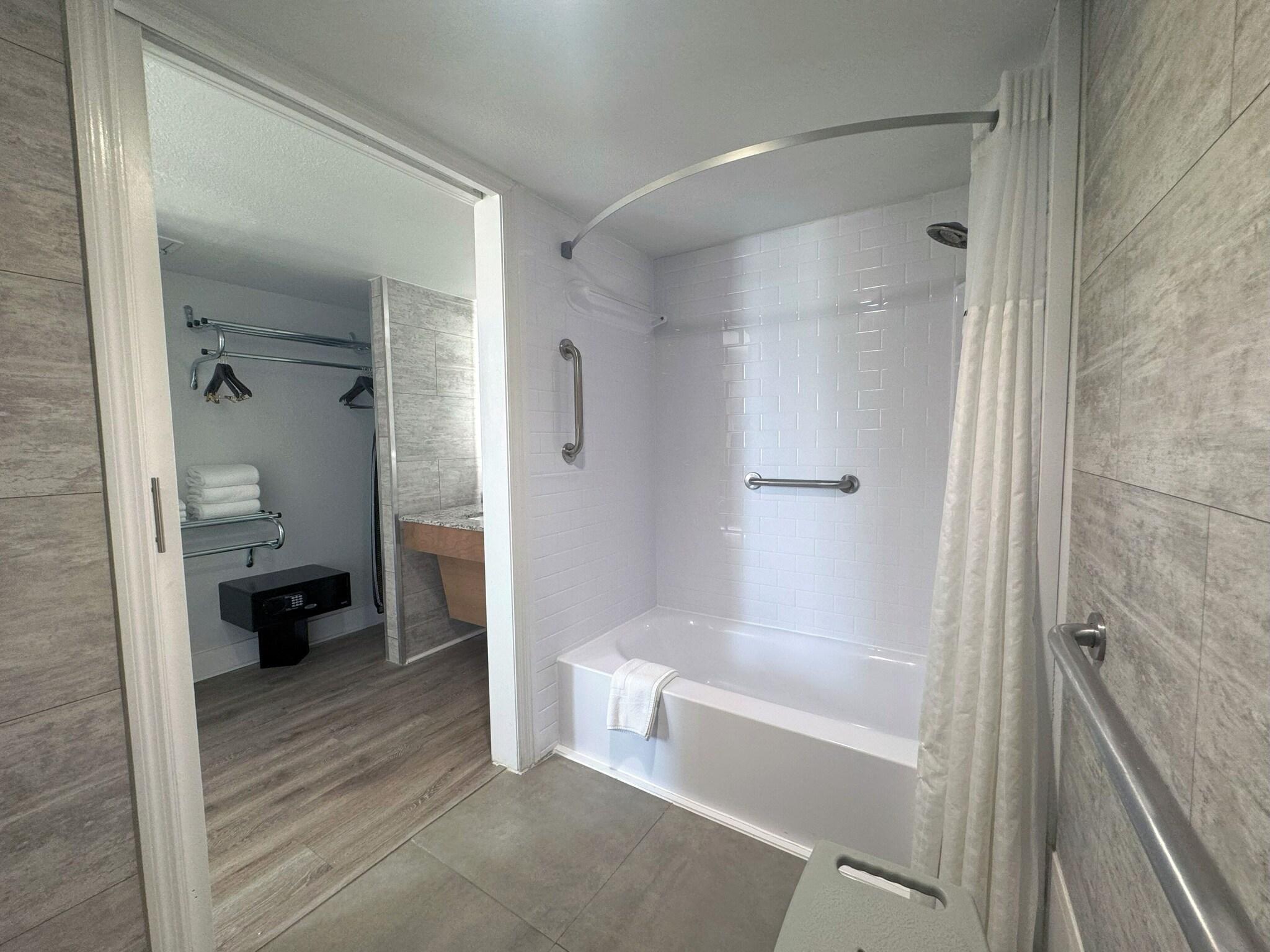 Suite Accessible King Size Bed