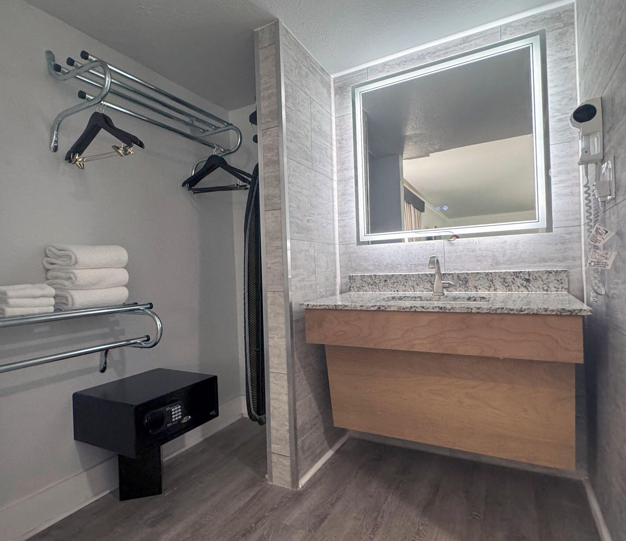 Suite Accessible King Size Bed