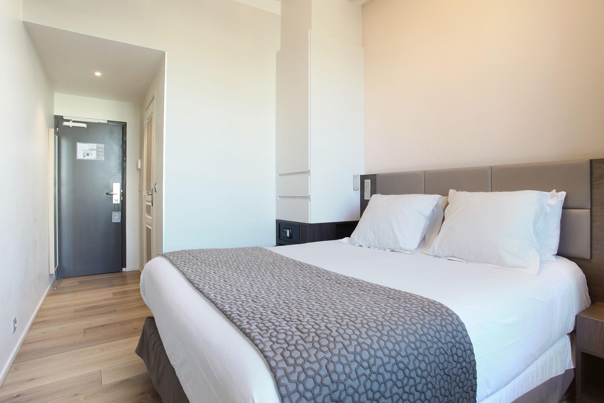 Double Classic Queen Bed