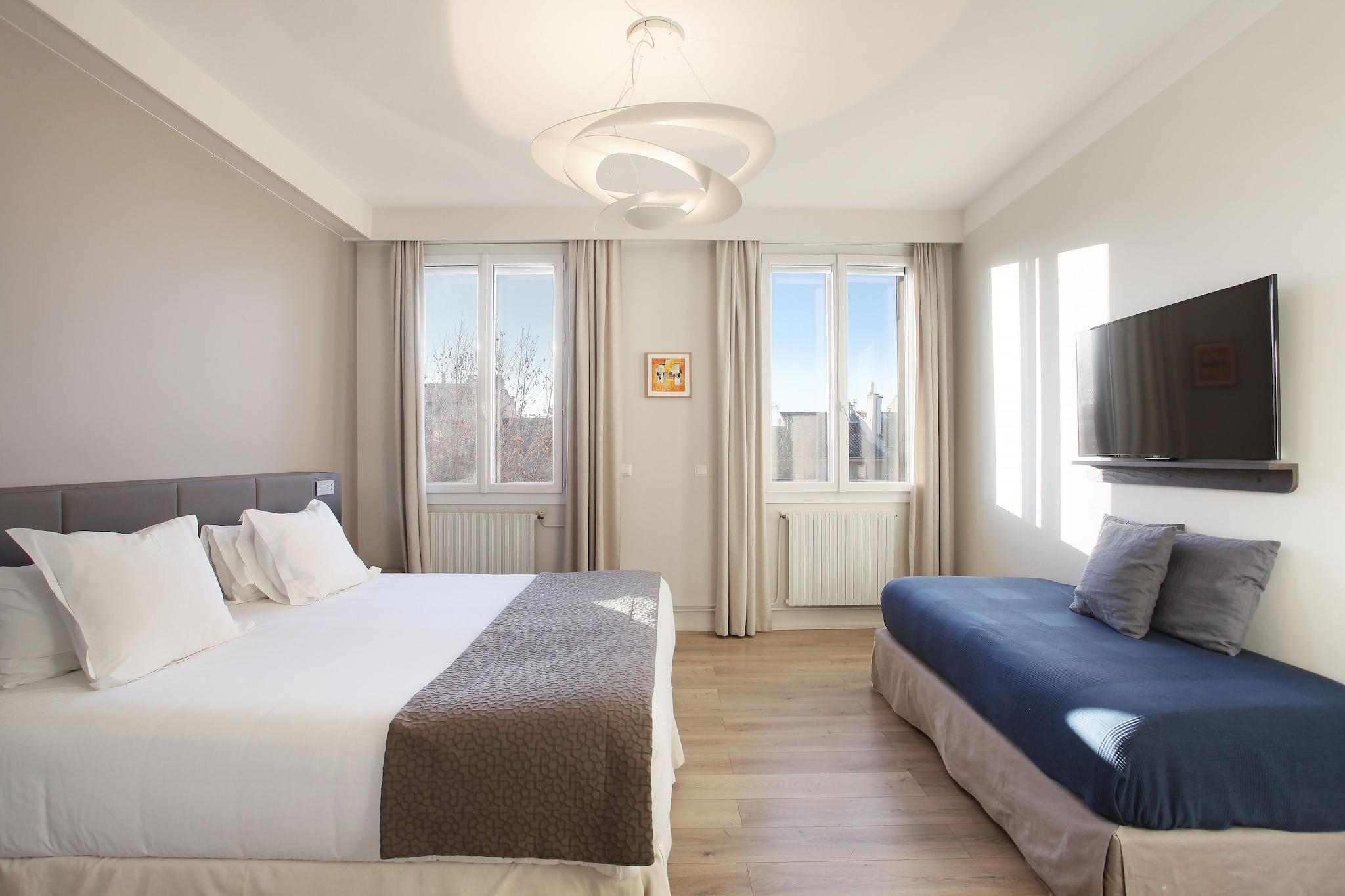 Triple Deluxe King Bed