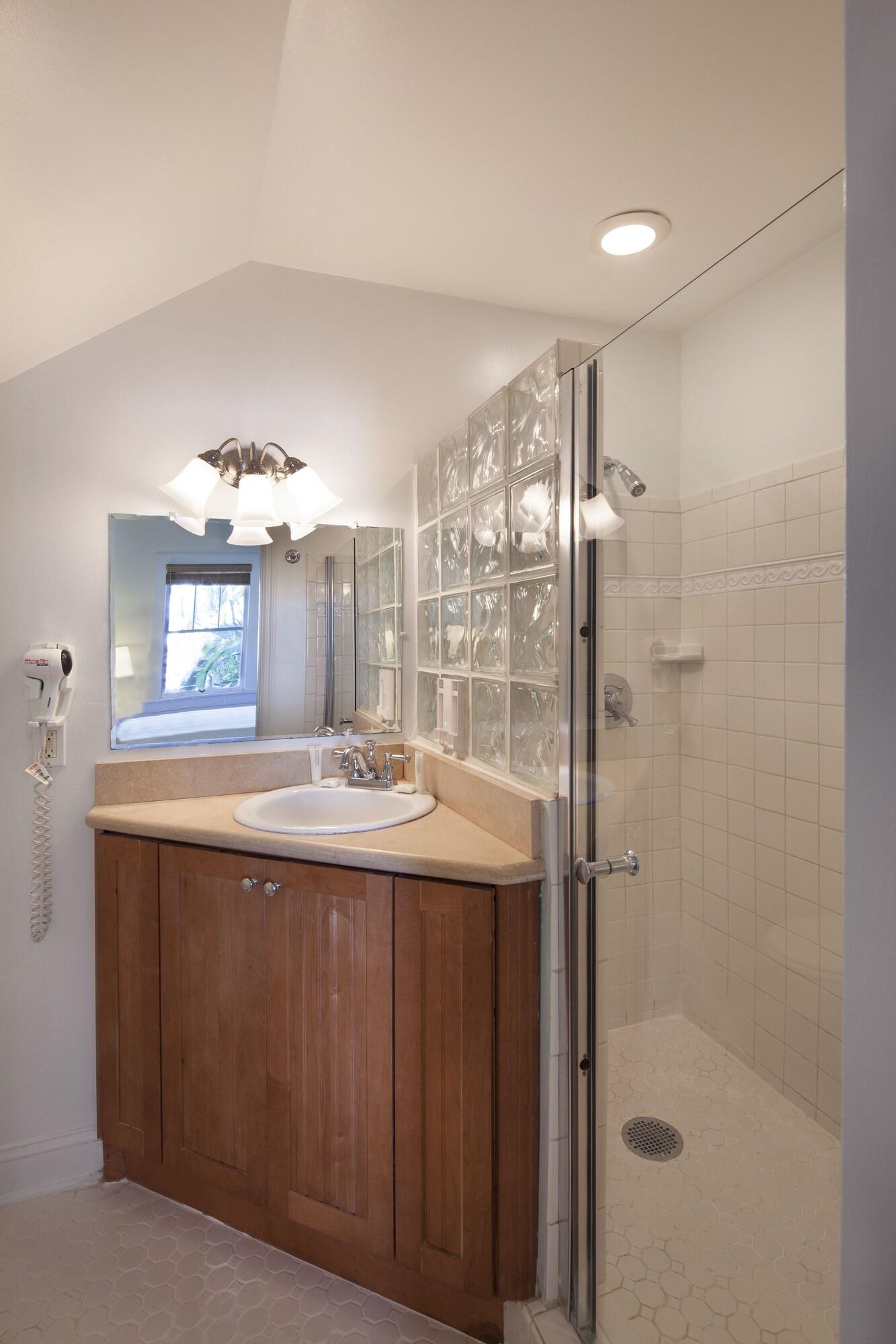 Suite Accessible King Size Bed