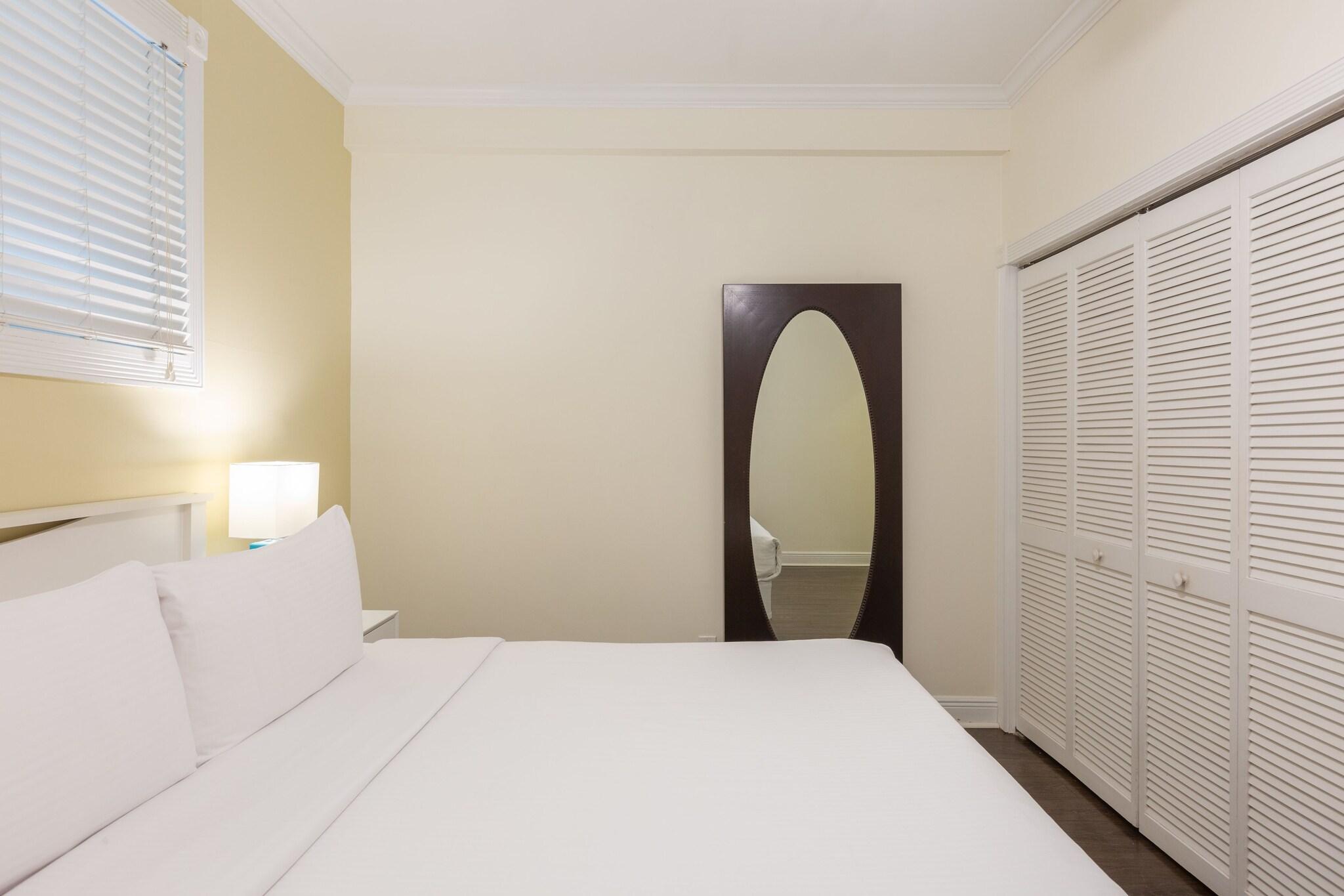 Suite Accessible King Size Bed