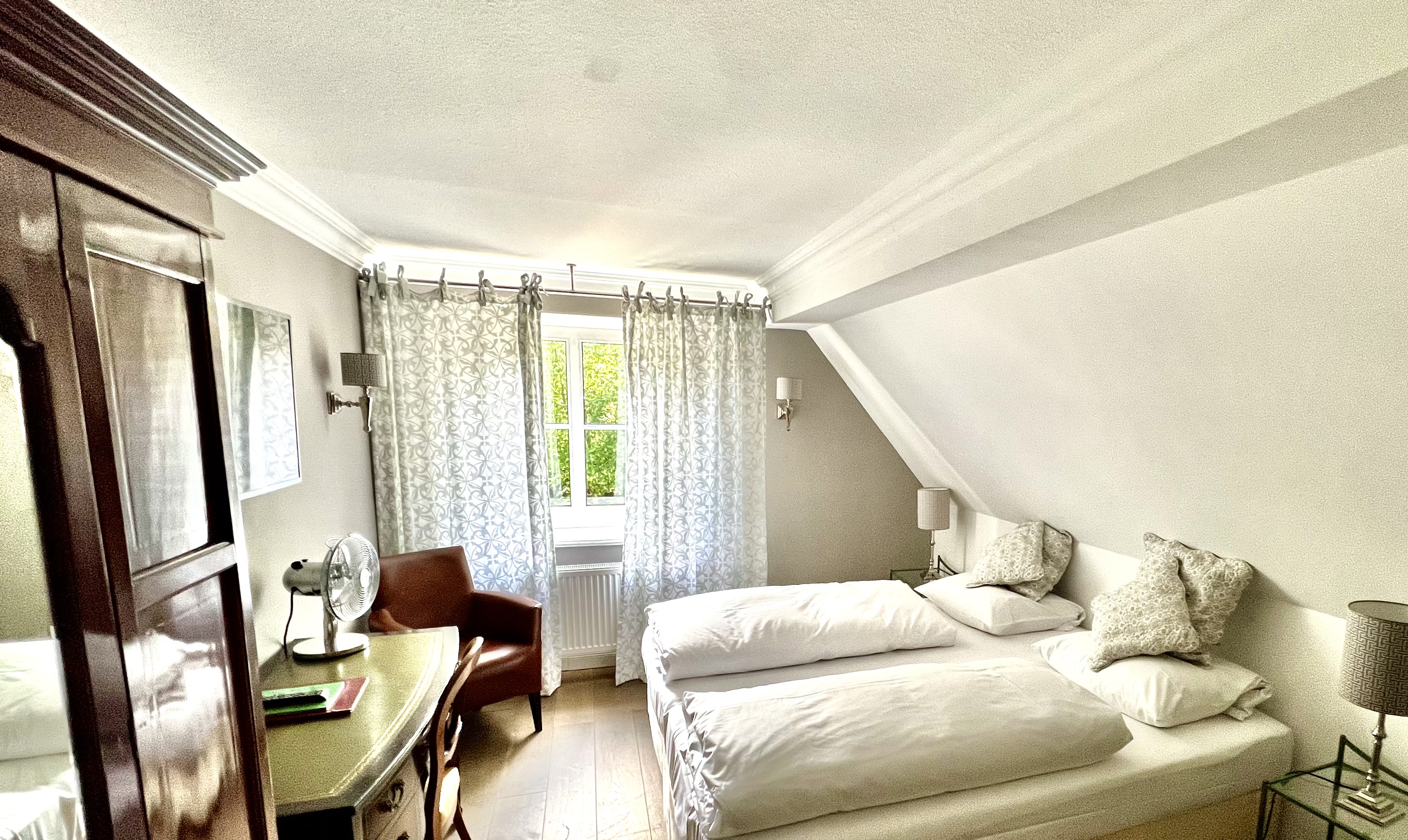 Double Deluxe One Bed