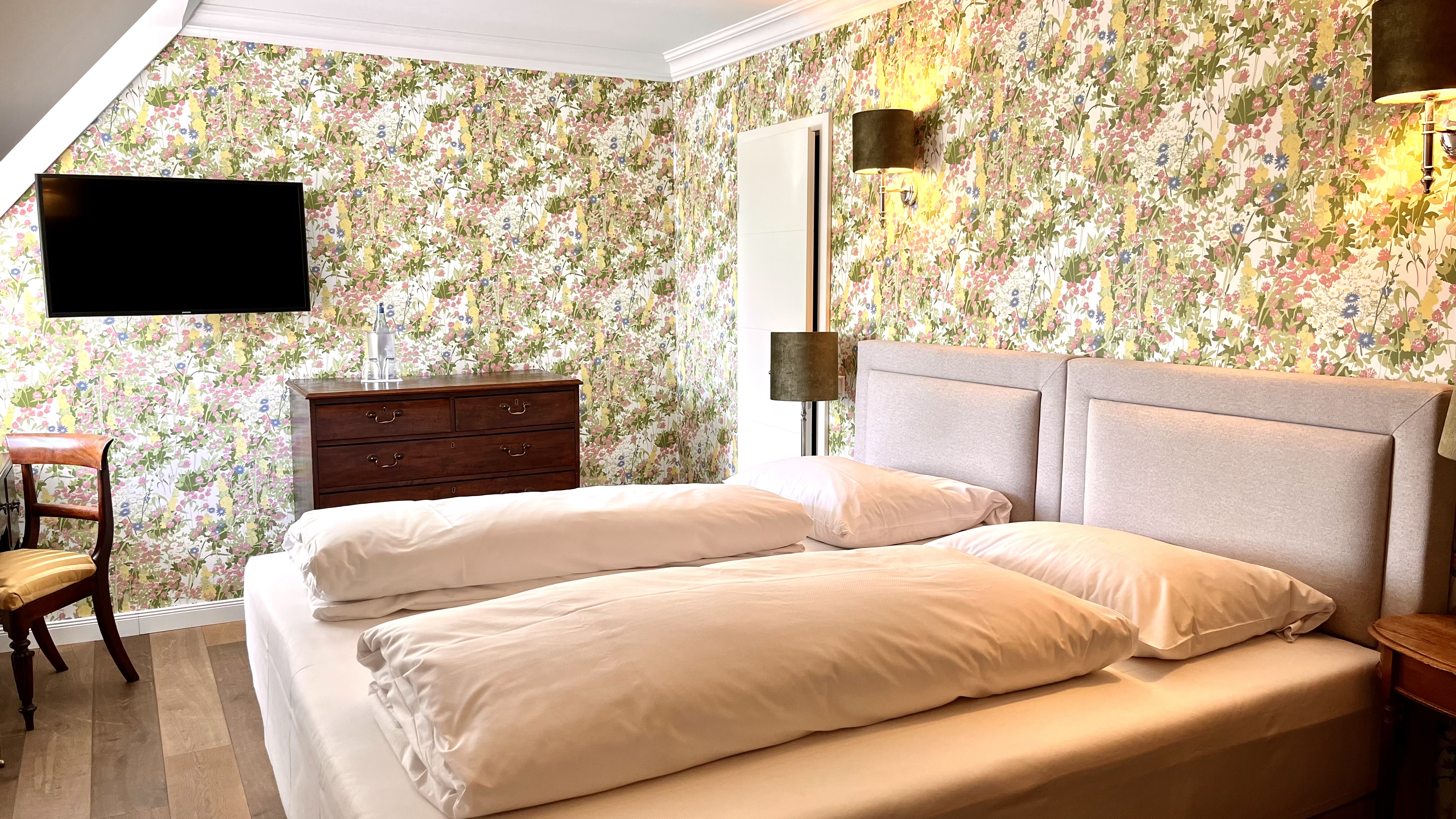 Double Deluxe One Bed