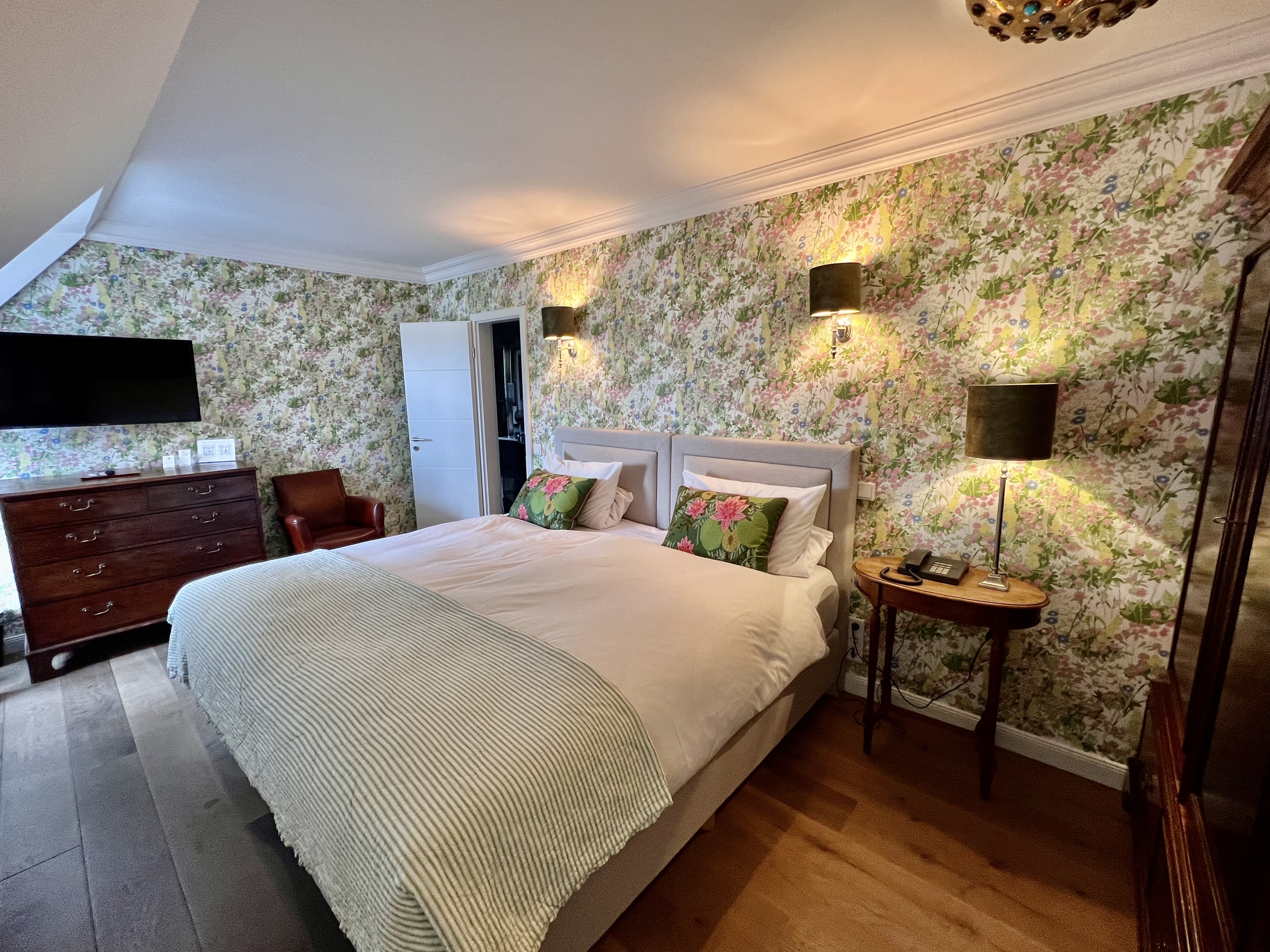 Double Deluxe One Bed