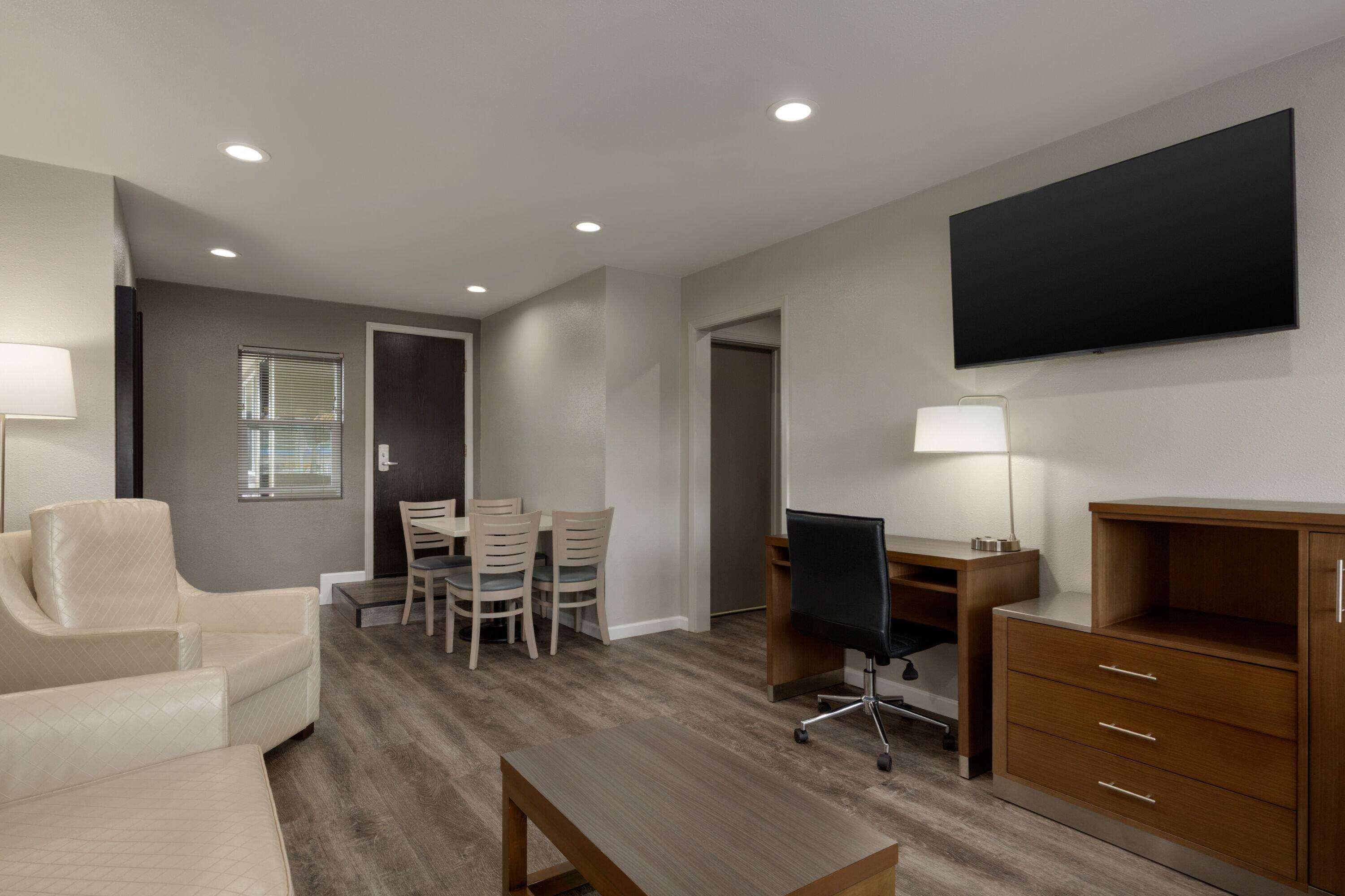 Studio Two Queen Beds Non Smoking