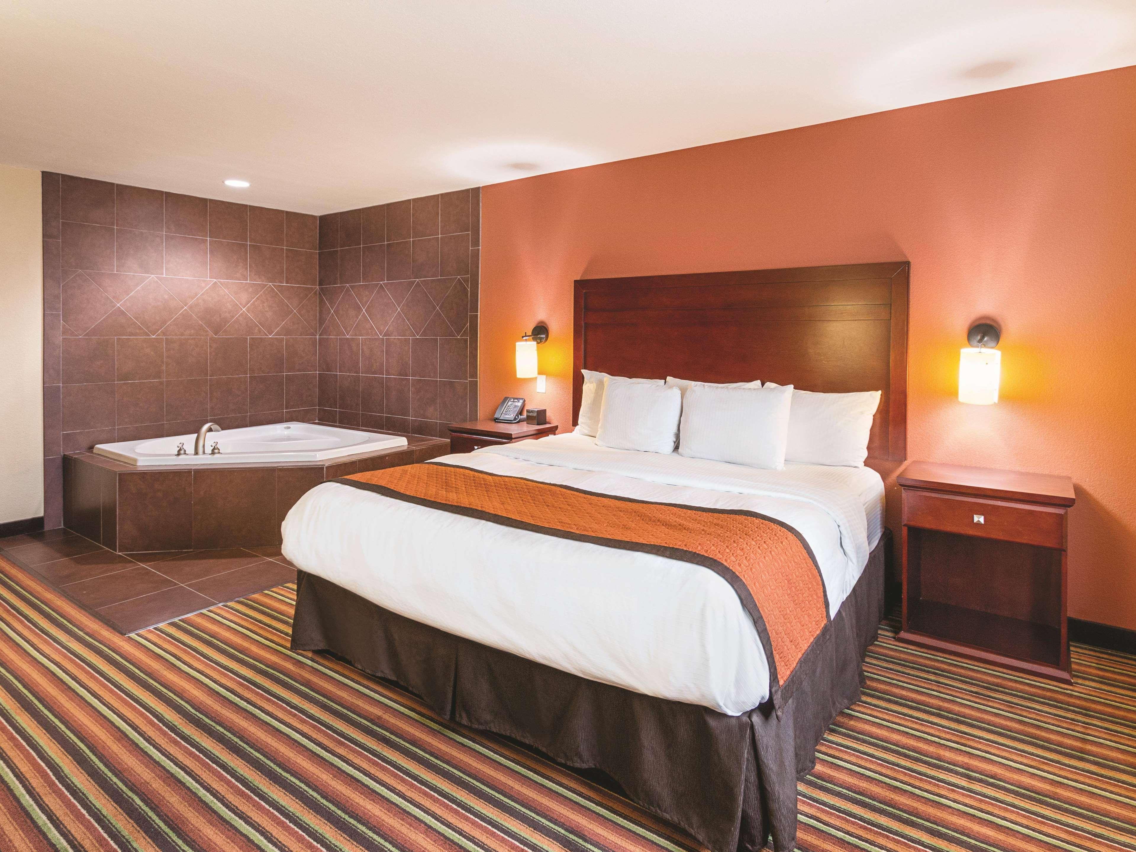 Suite Deluxe King Bed