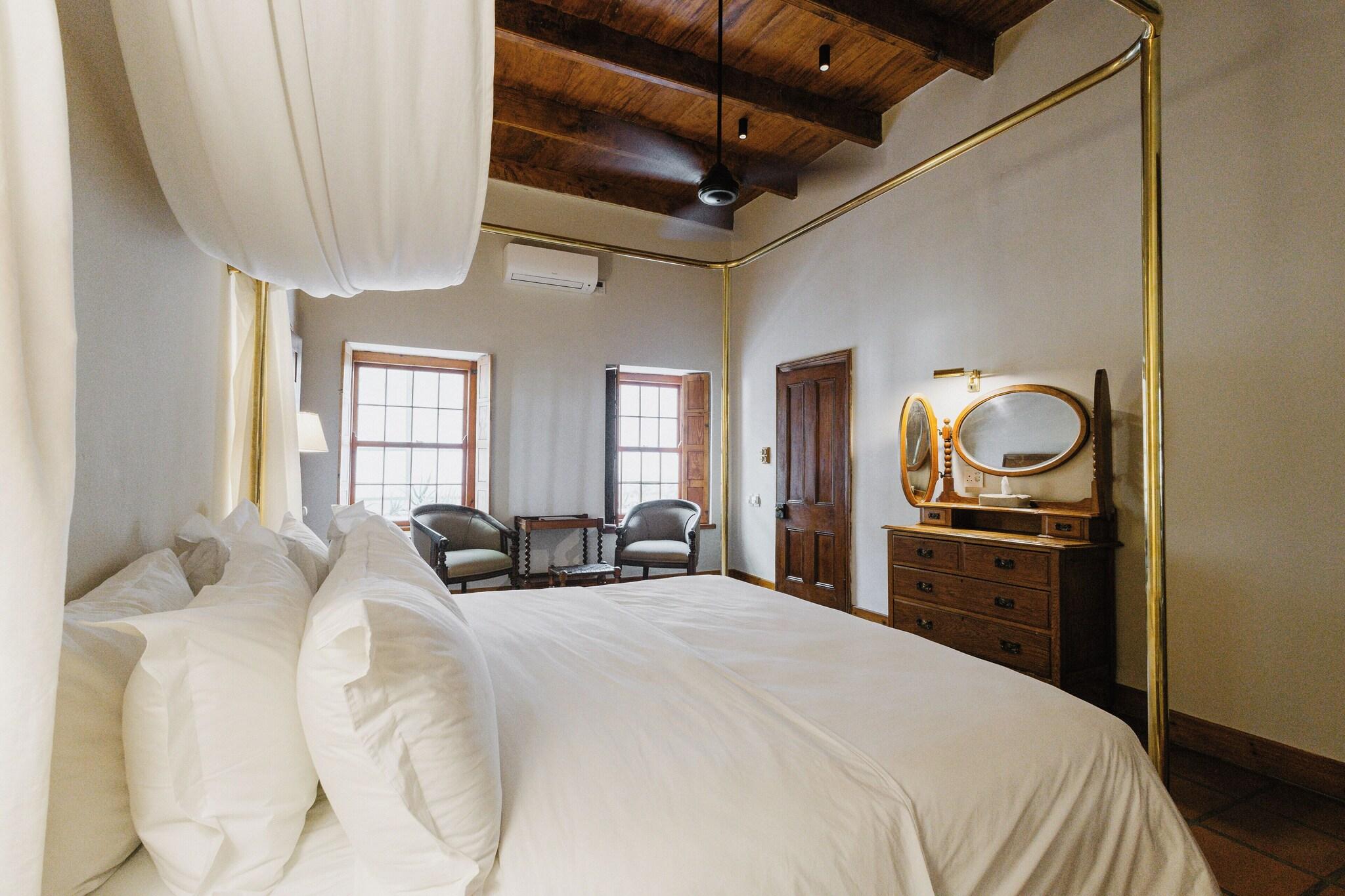 Suite Pool View King Bed