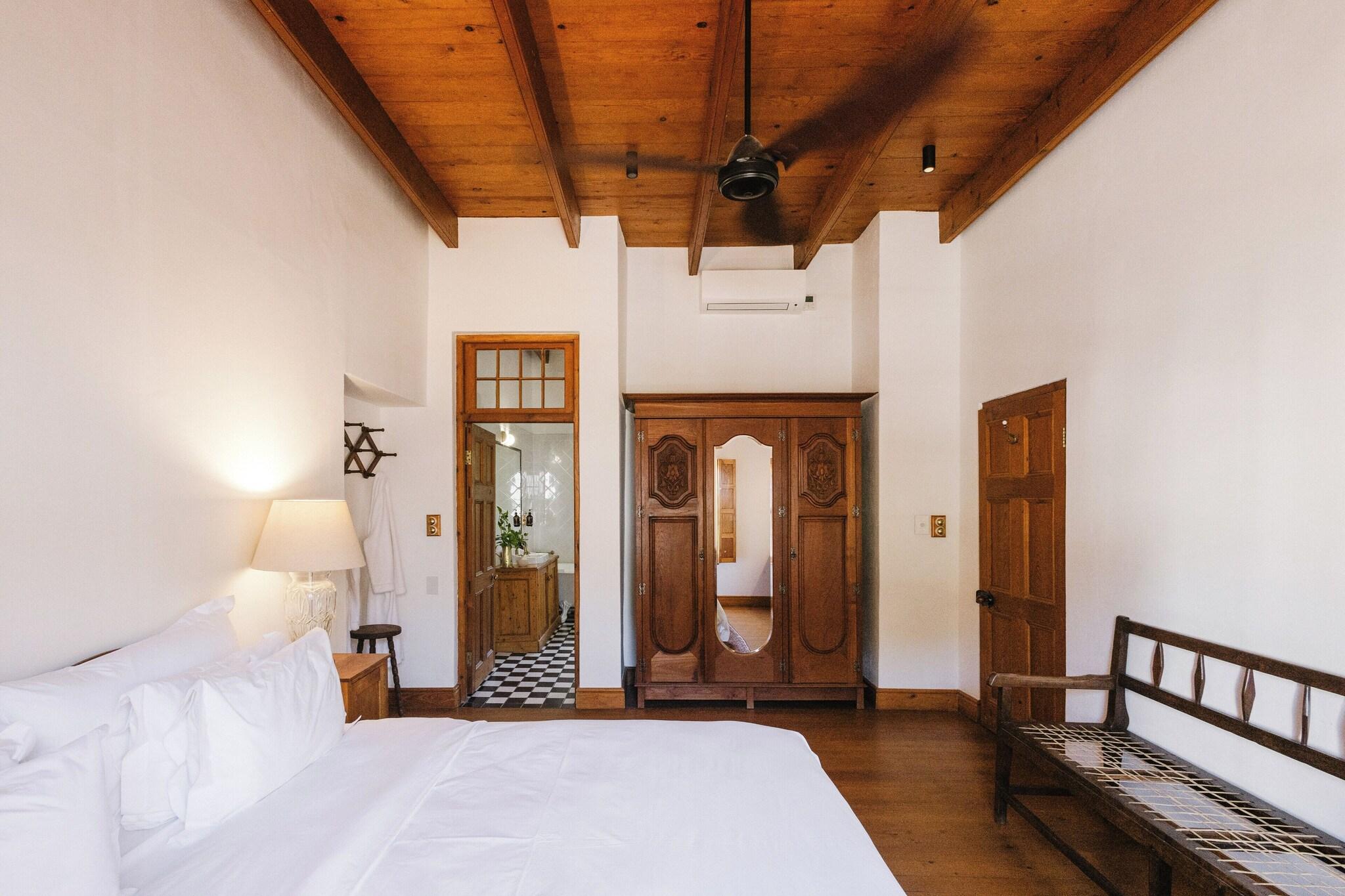 Suite Pool View King Bed