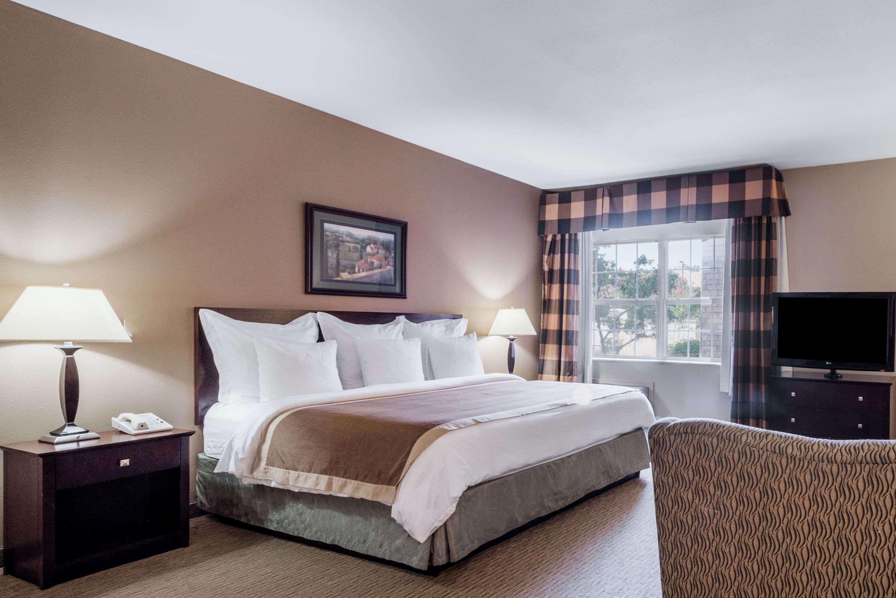 Suite Accessible King Size Bed