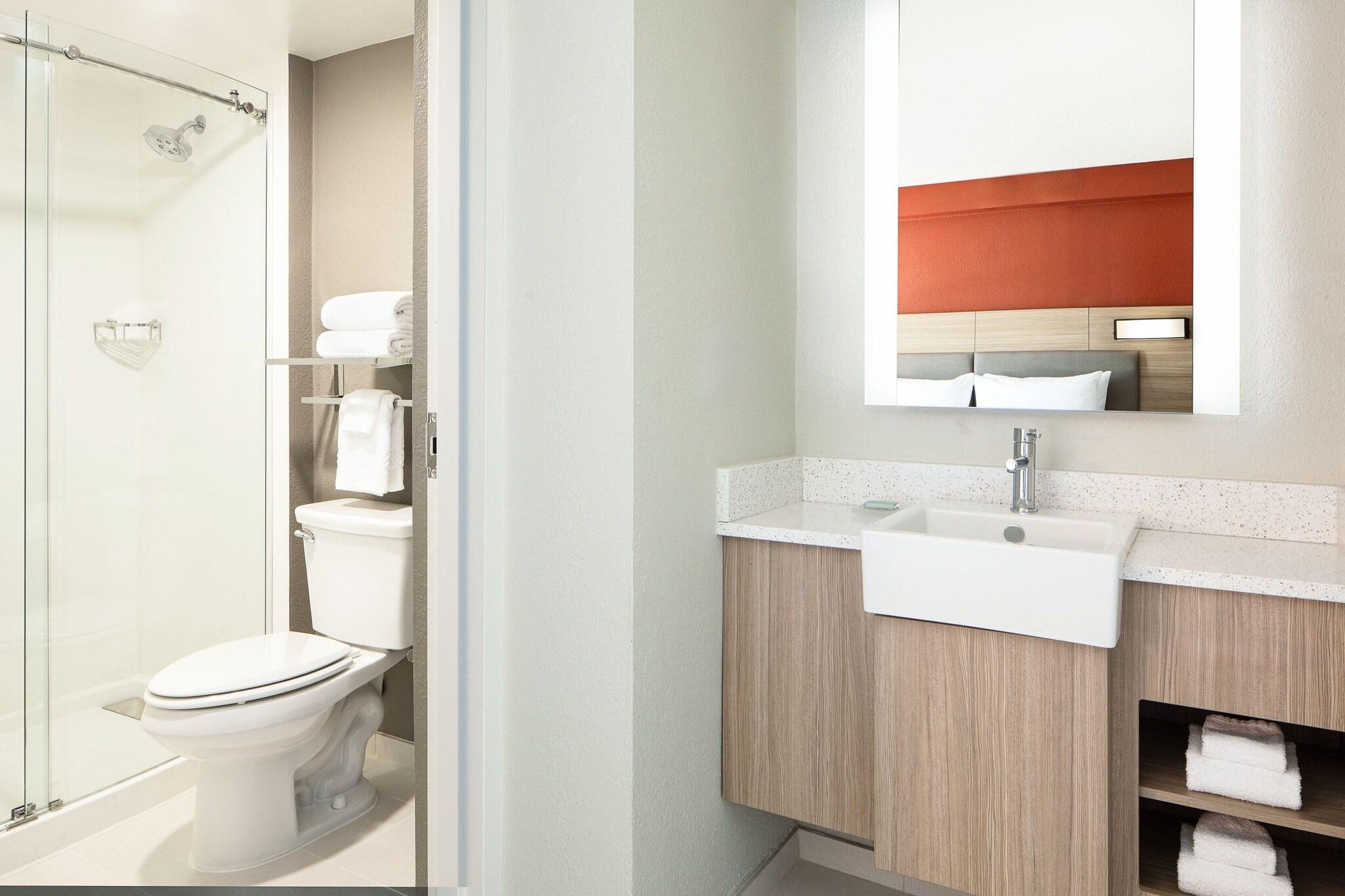 Suite City View King Bed