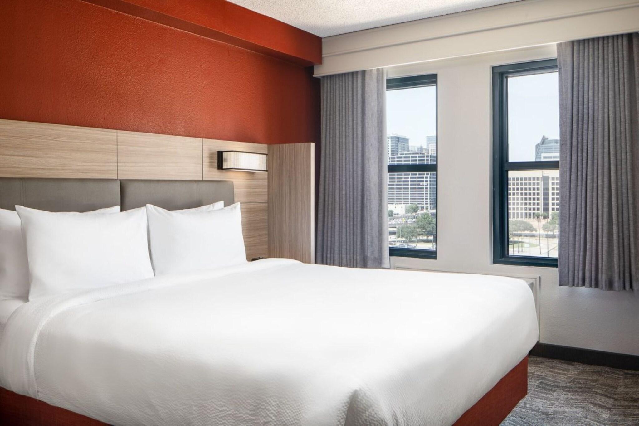 Suite Accessible King Size Bed