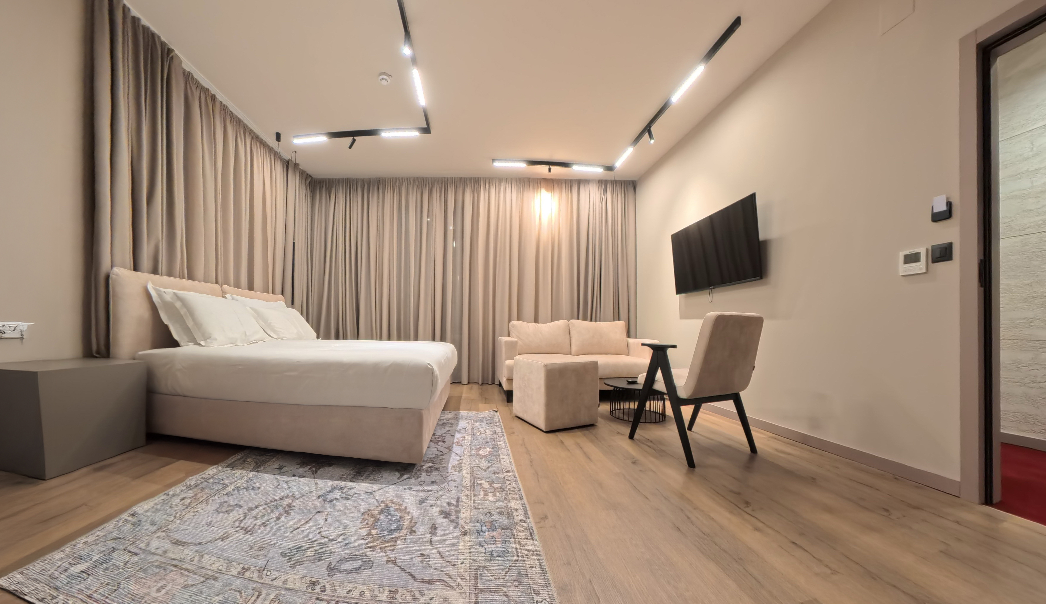 Double Deluxe One Bed