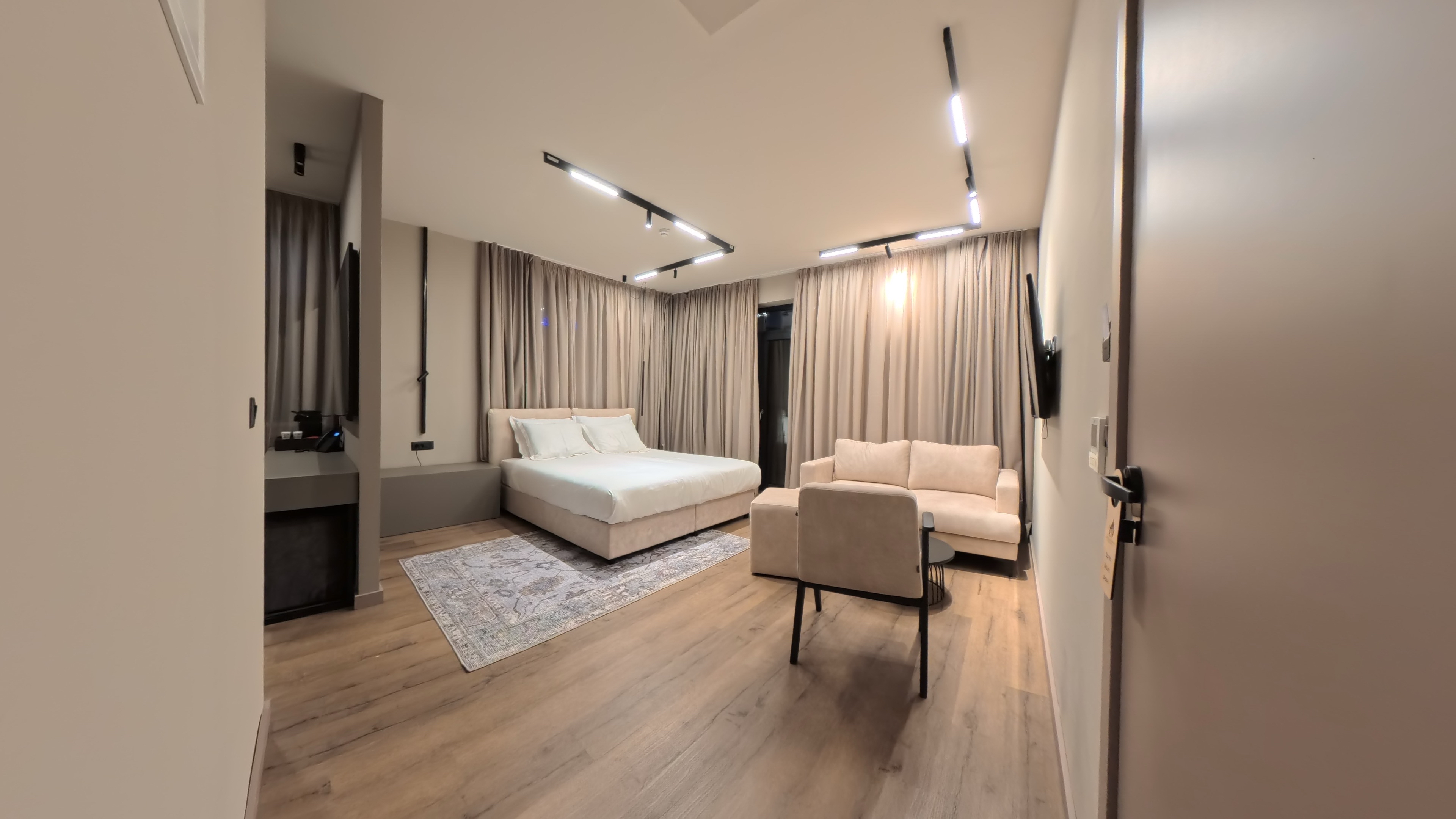 Double Deluxe One Bed