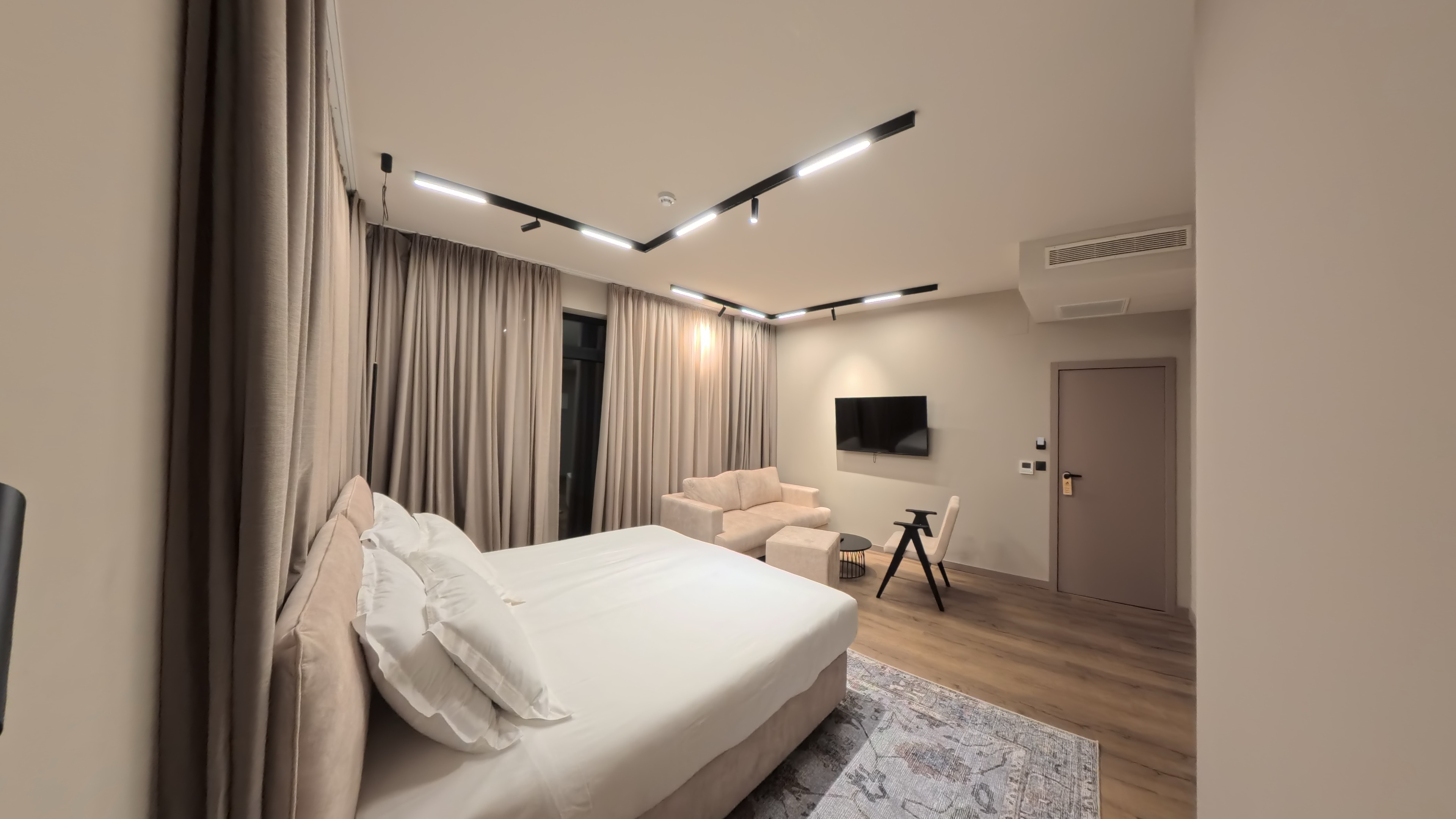 Double Deluxe One Bed