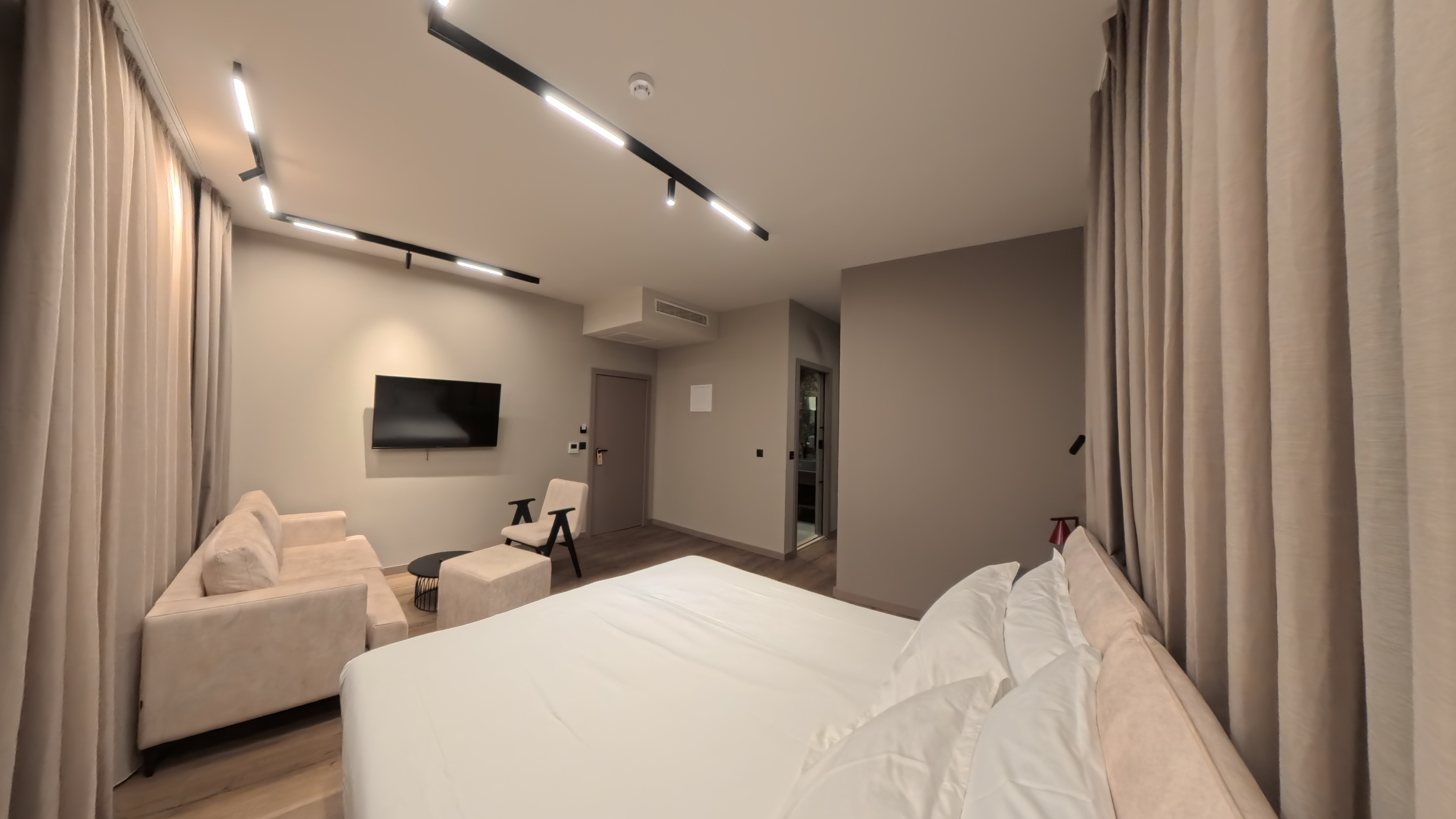 Double Deluxe One Bed