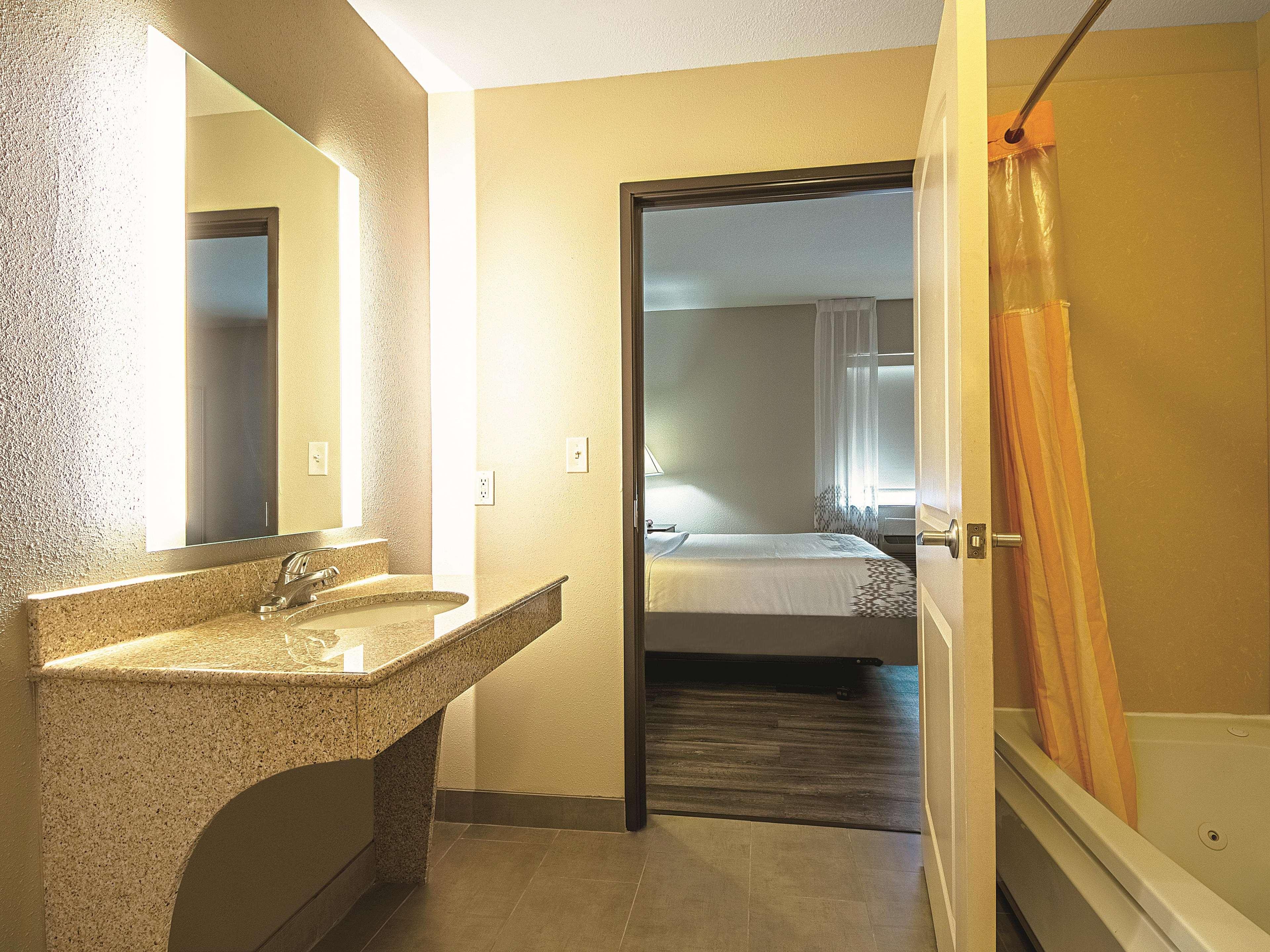 Suite Deluxe King Bed