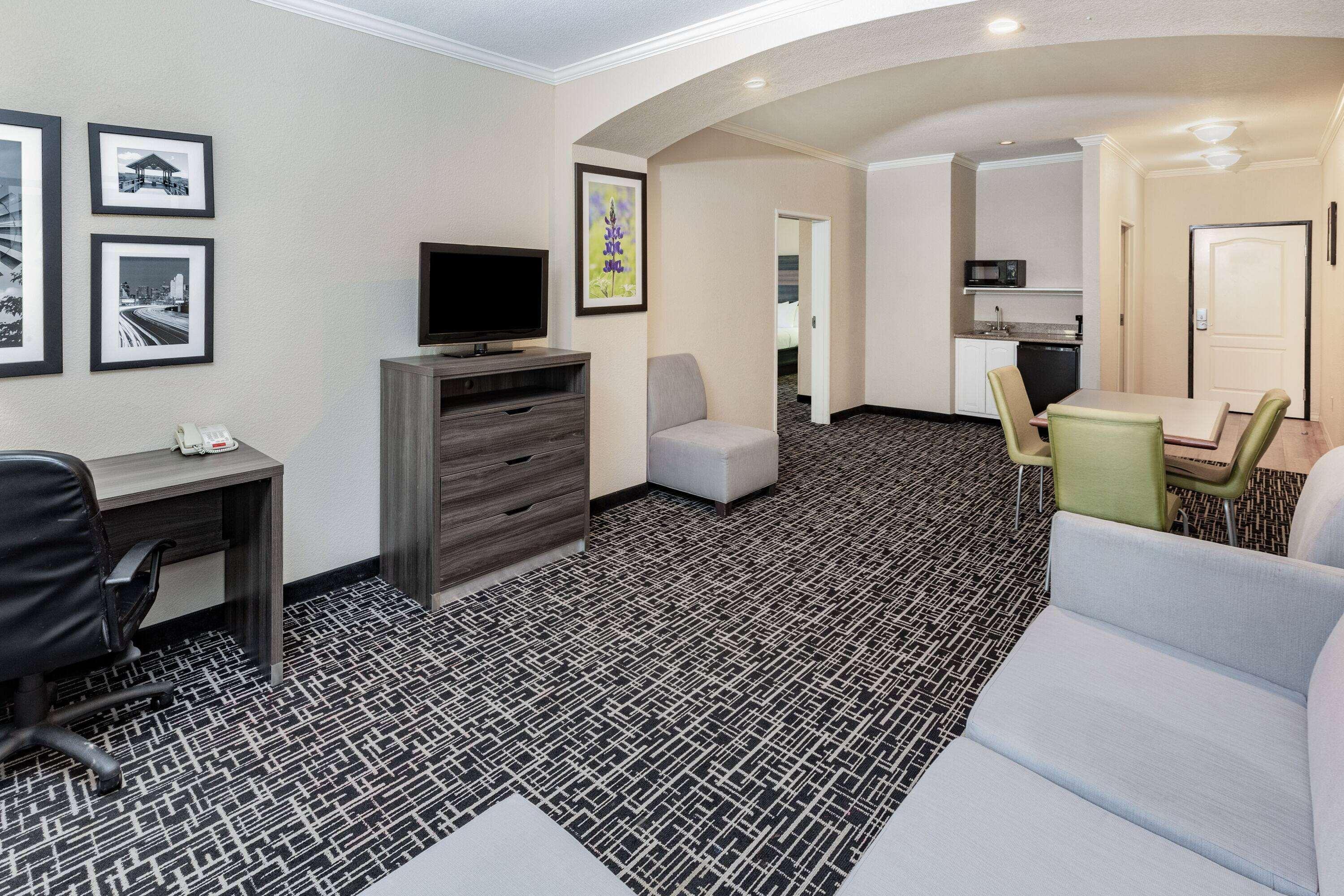 Suite Deluxe King Bed