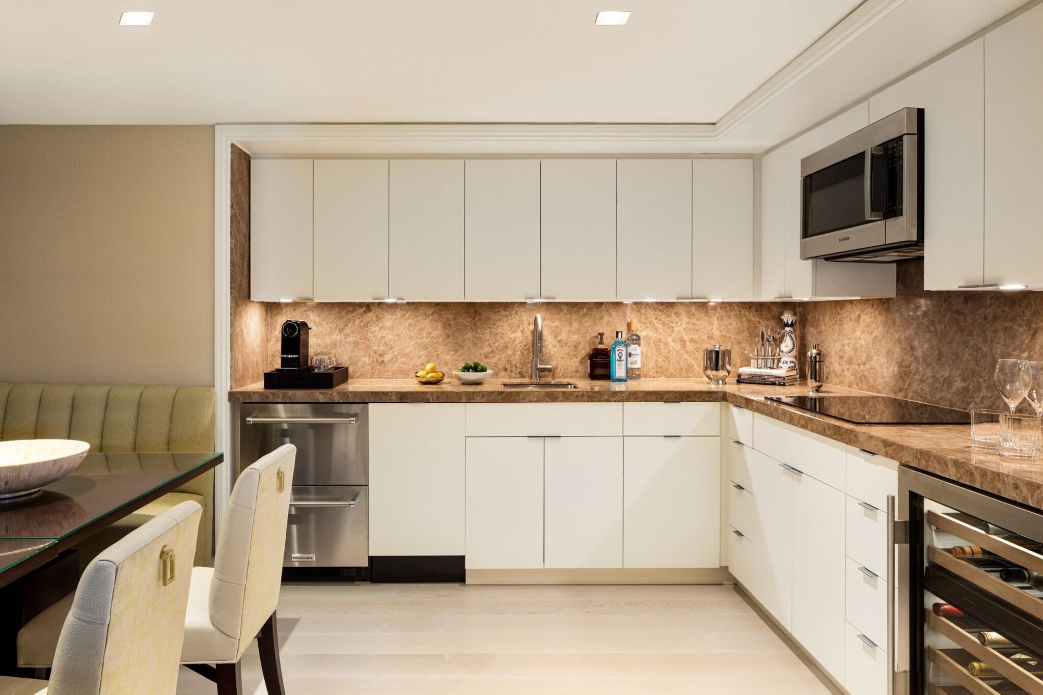 Suite Accessible King Size Bed