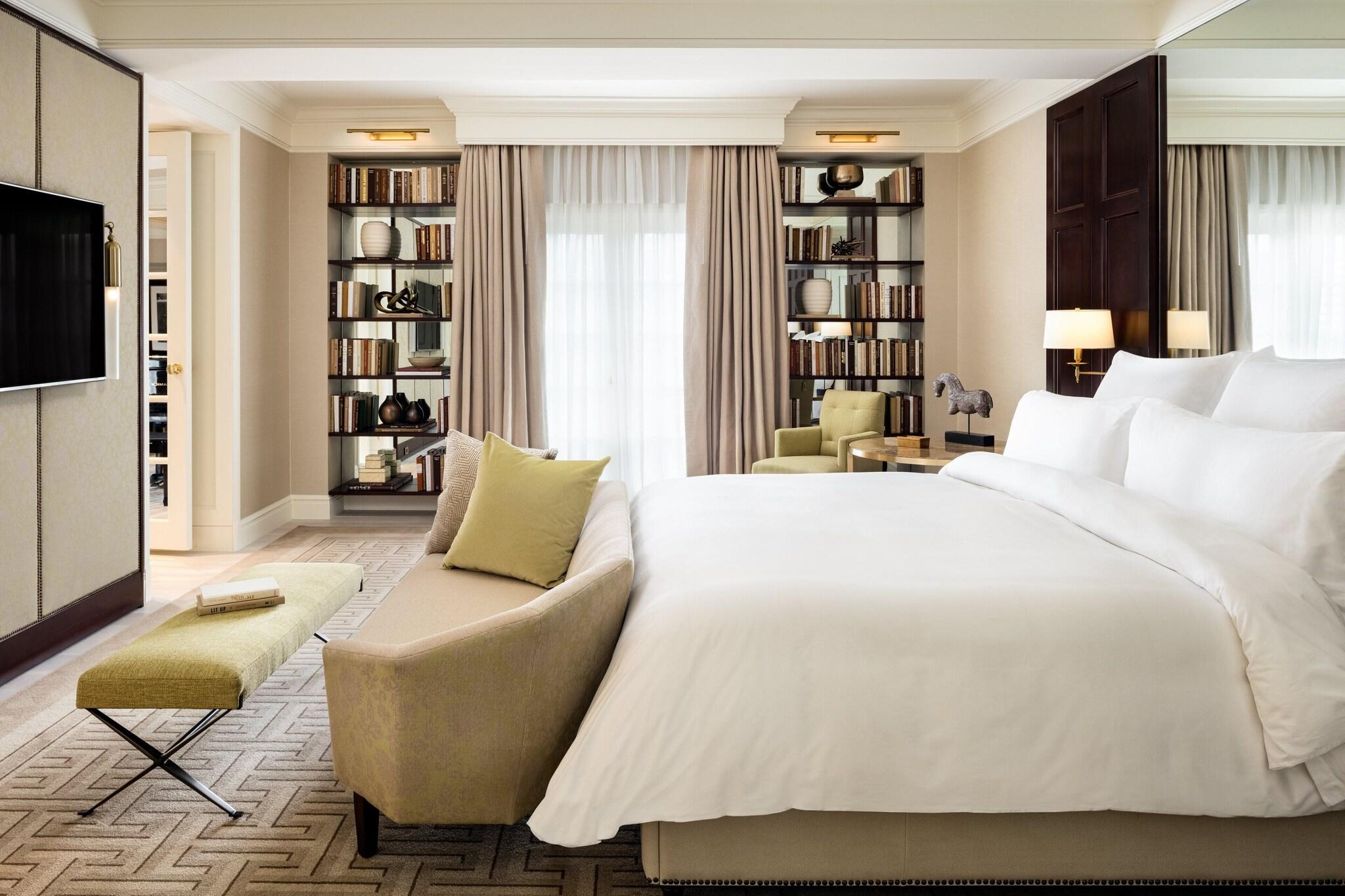 Suite Accessible King Size Bed