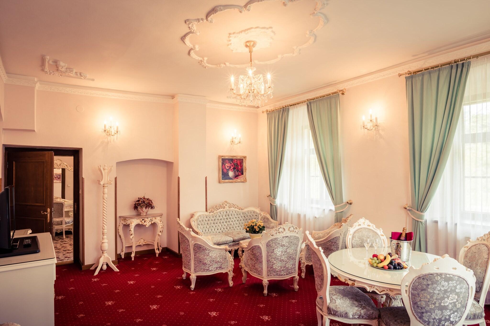 Suite Queen Size Bed