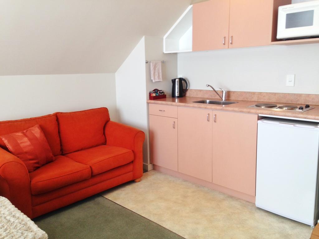 Studio Executive Queen Bed