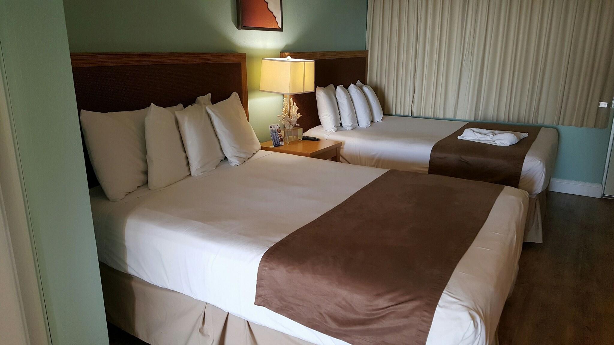 Studio Two Queen Beds Pool View