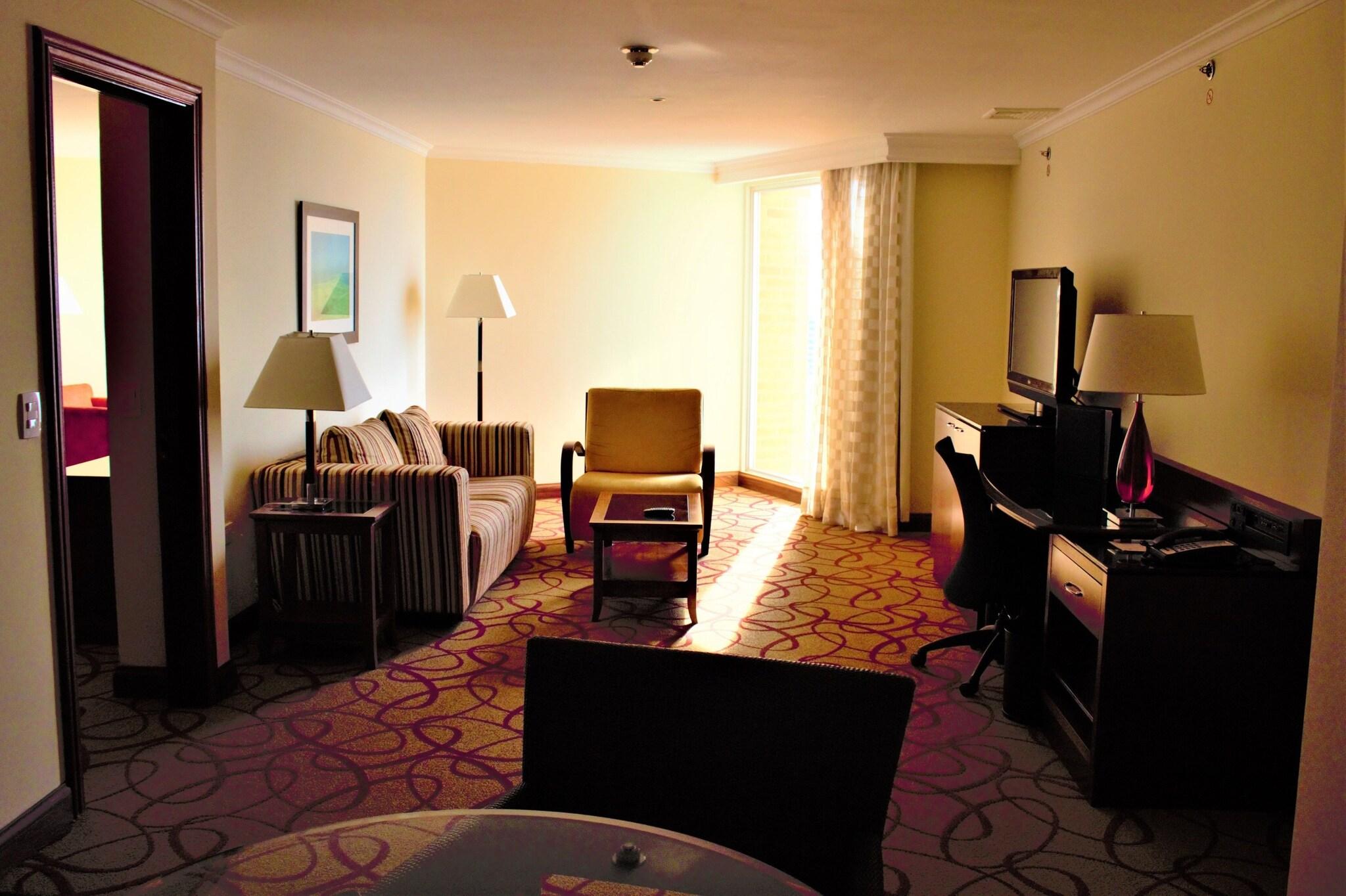 Suite Partial Ocean View King Bed