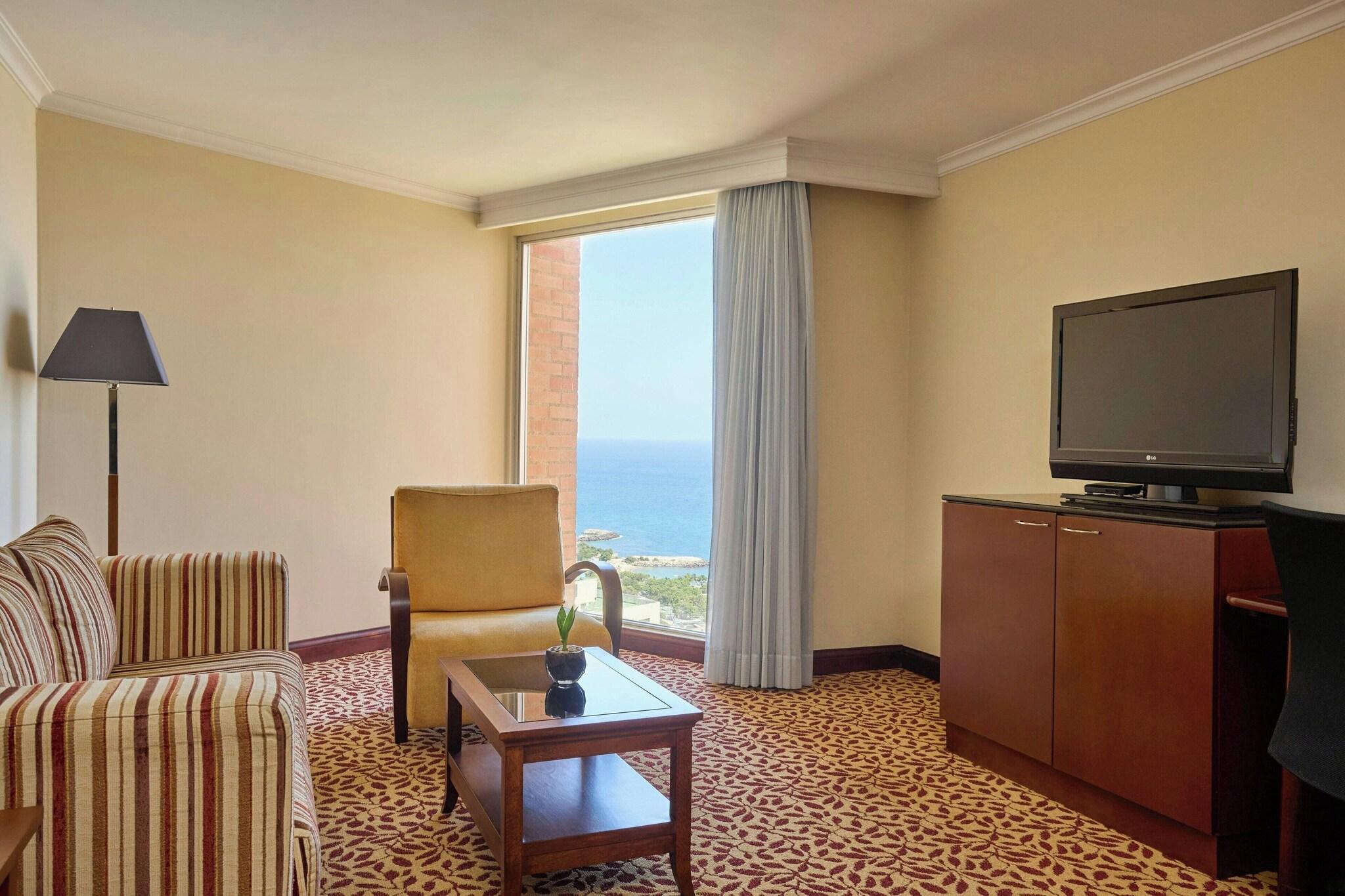 Suite Partial Ocean View King Bed