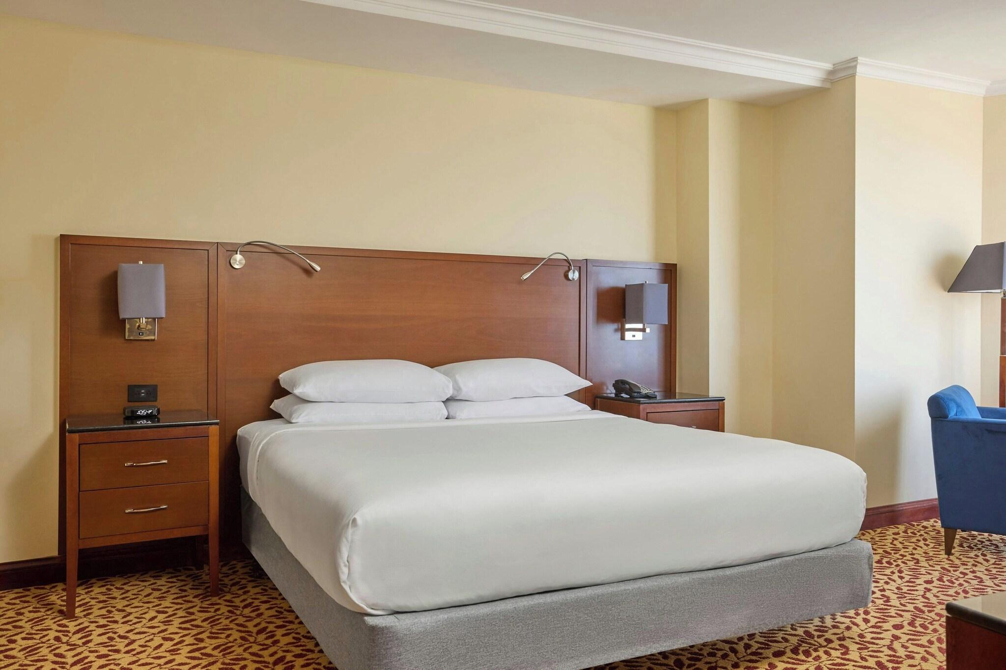 Suite Partial Ocean View King Bed