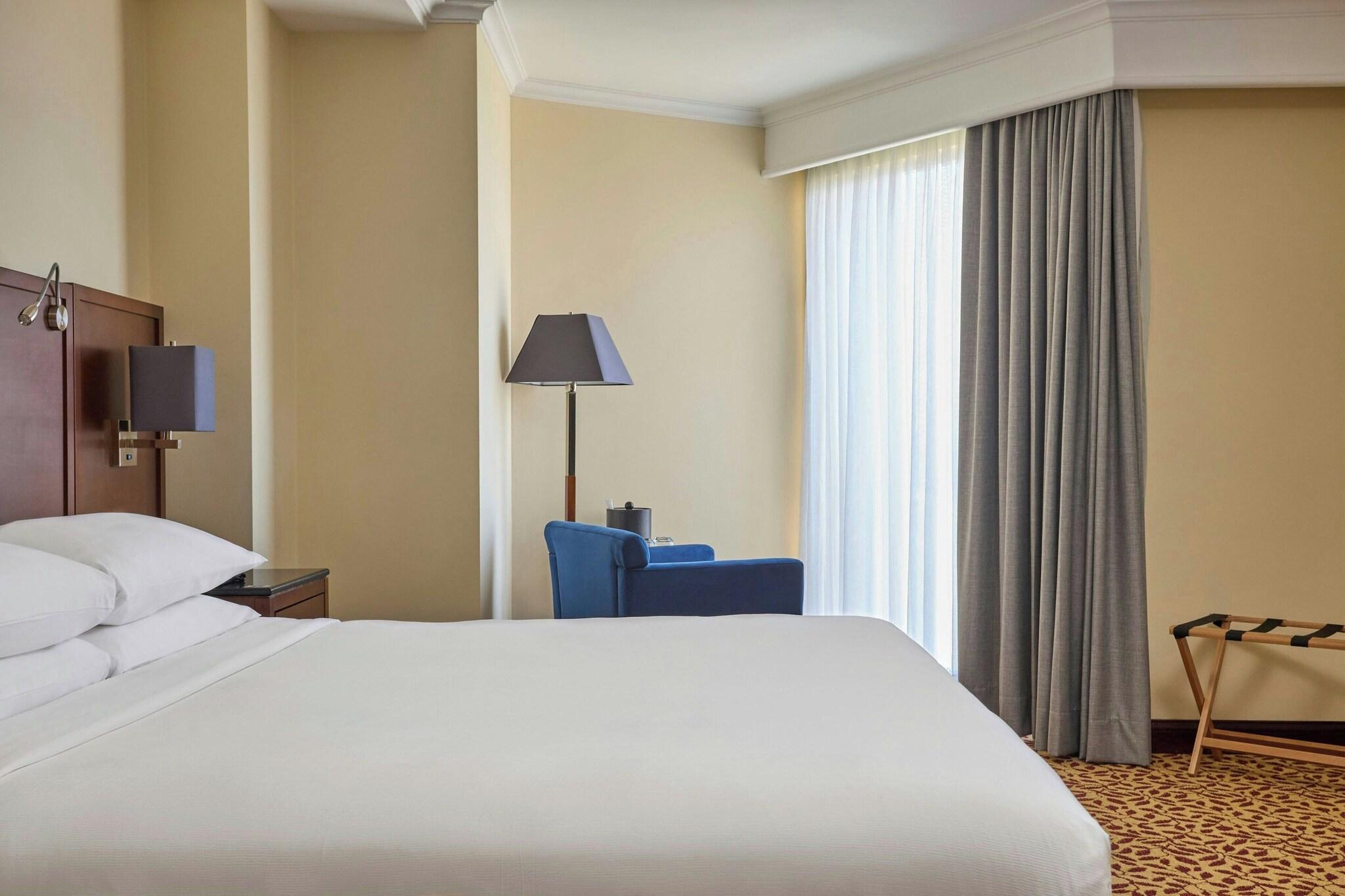 Suite Partial Ocean View King Bed