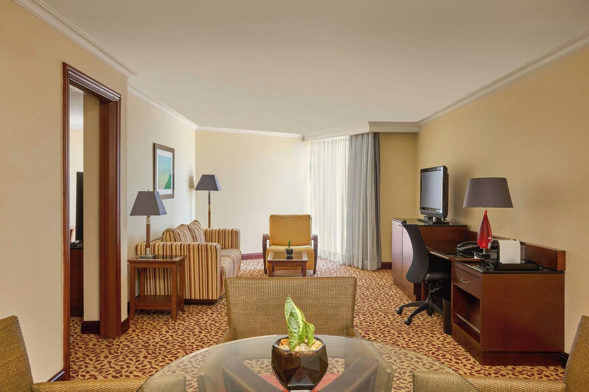 Suite Partial Ocean View King Bed