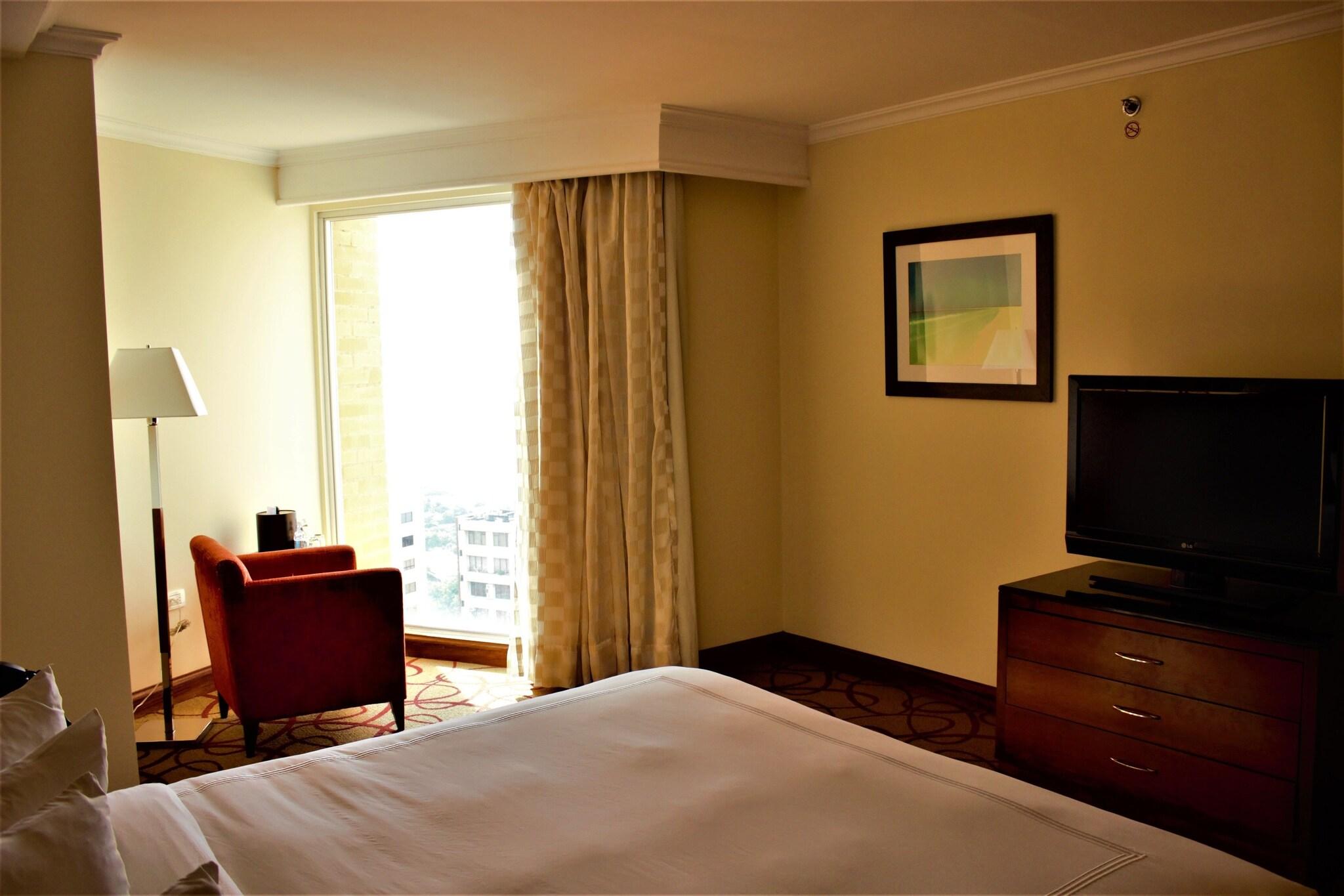 Suite Partial Ocean View King Bed