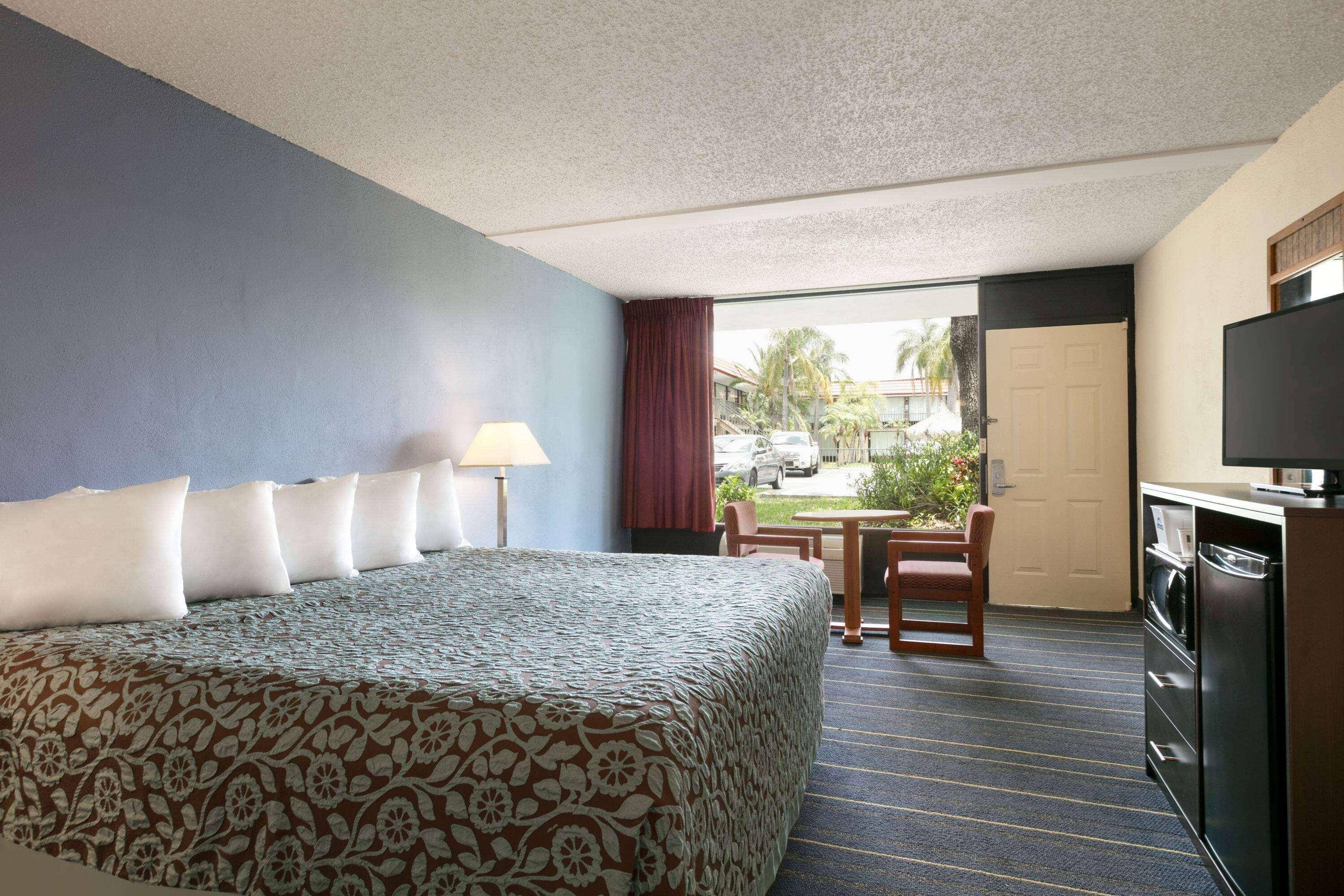 Room King Bed Non Smoking