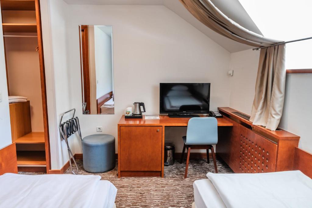 Double or Twin Standard