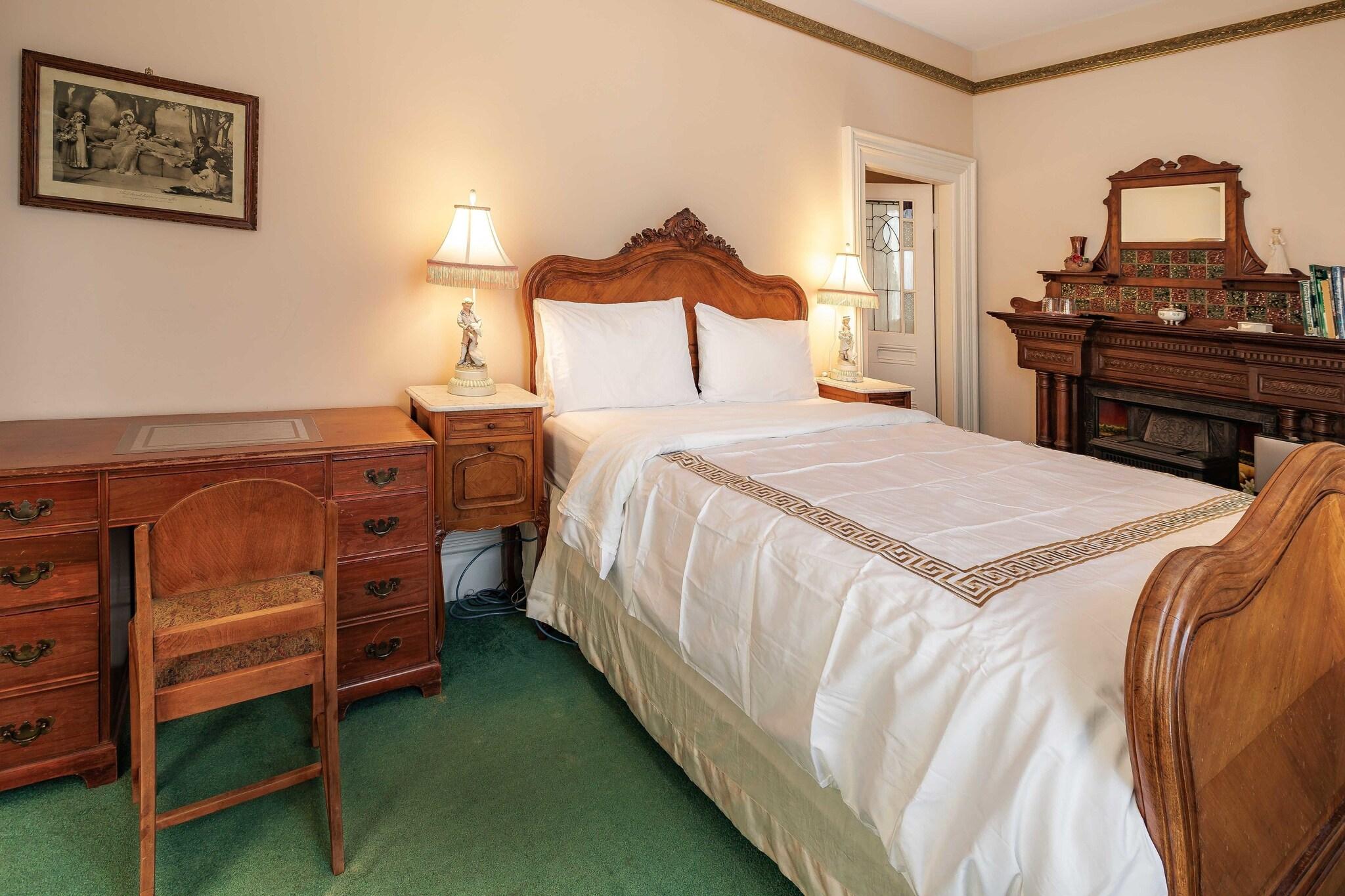 Single Classic Queen Bed