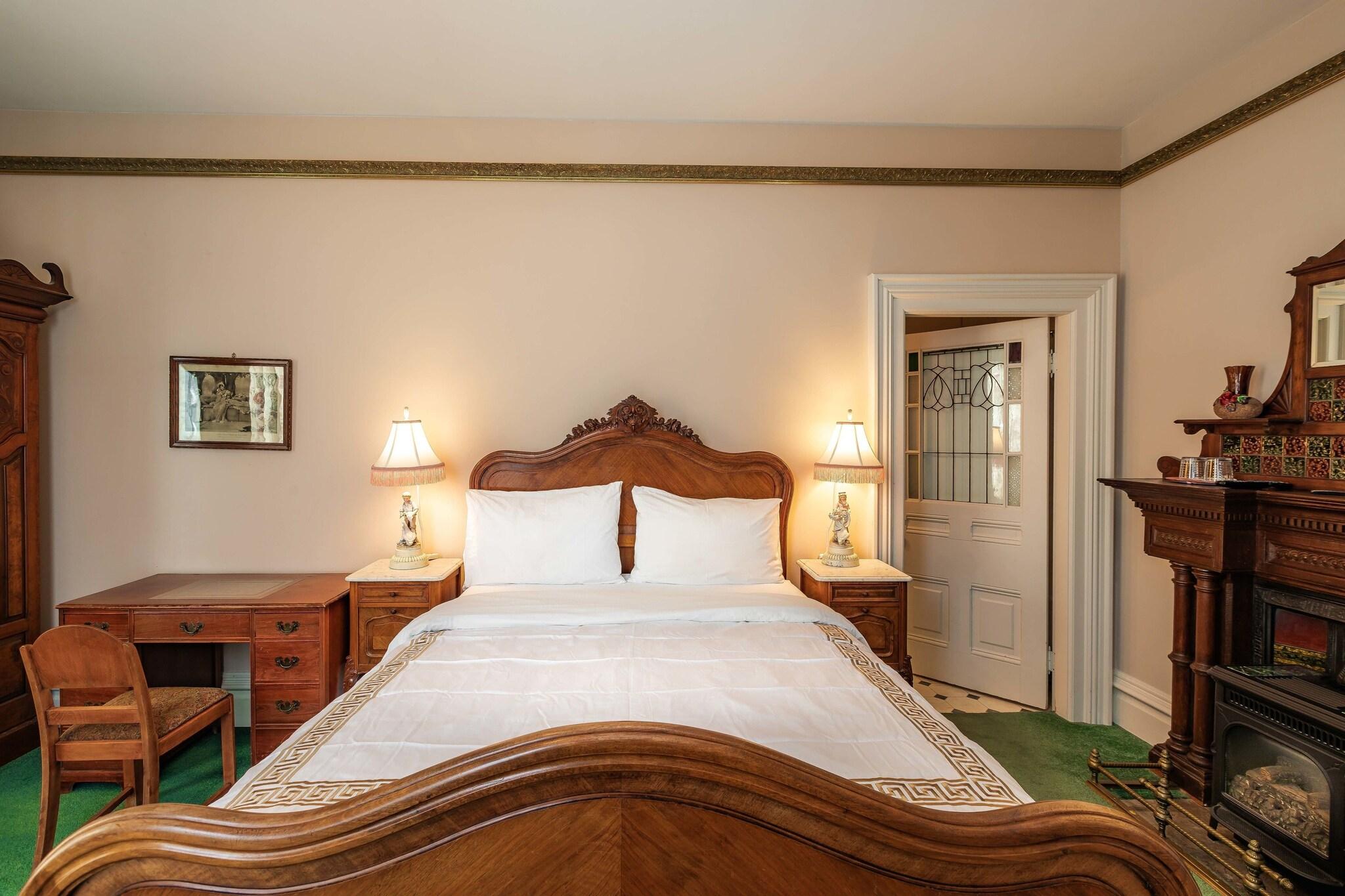 Single Classic Queen Bed