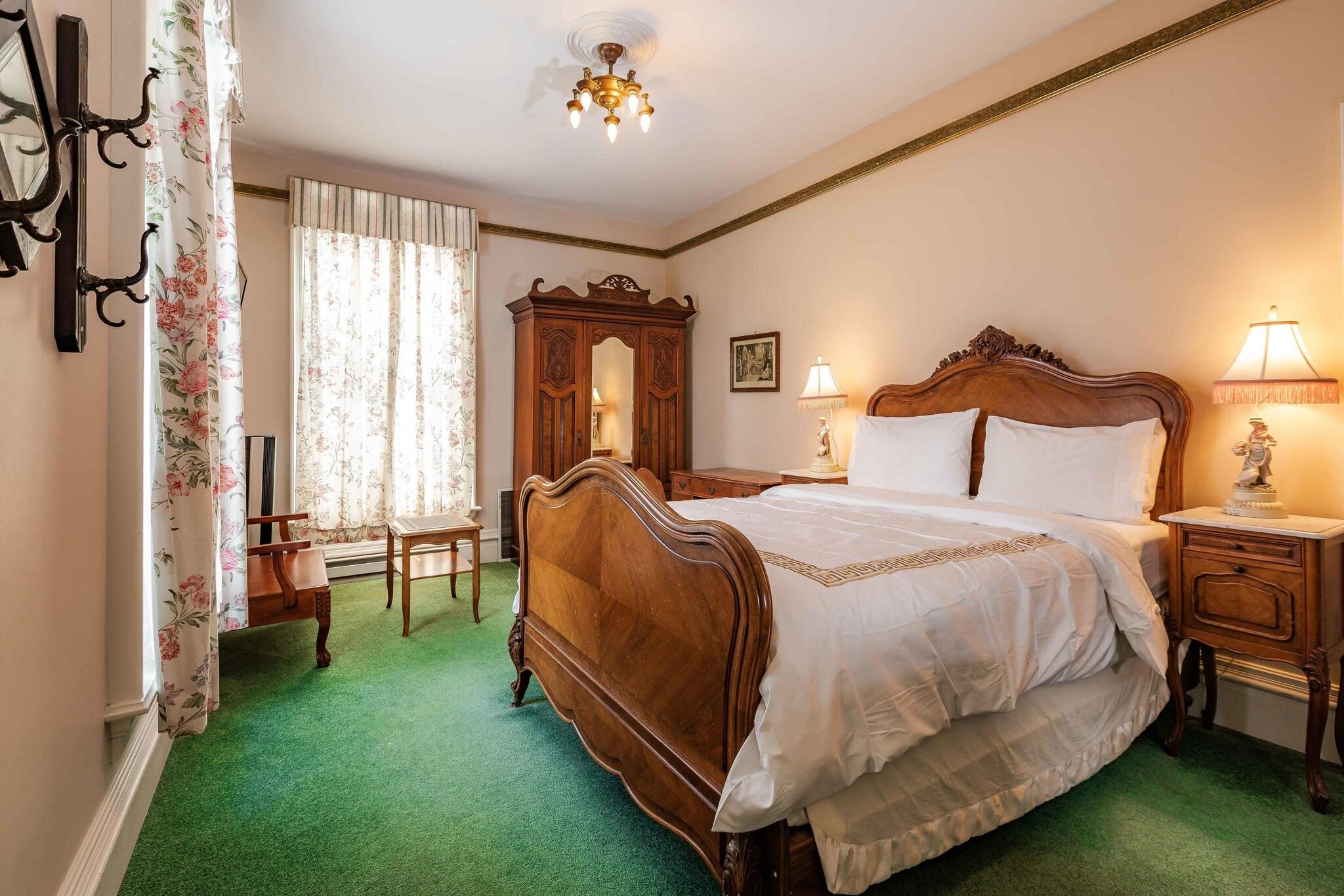 Single Classic Queen Bed