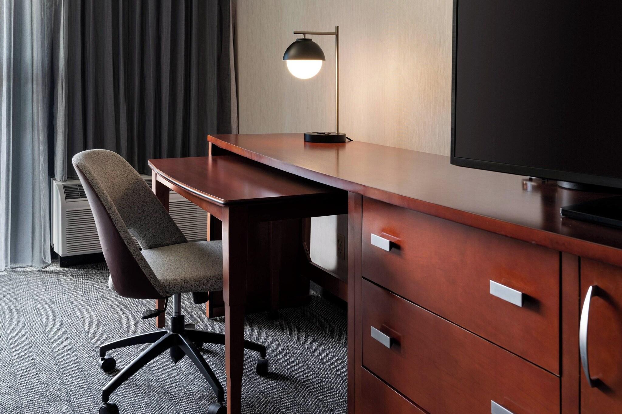 Suite Accessible King Size Bed