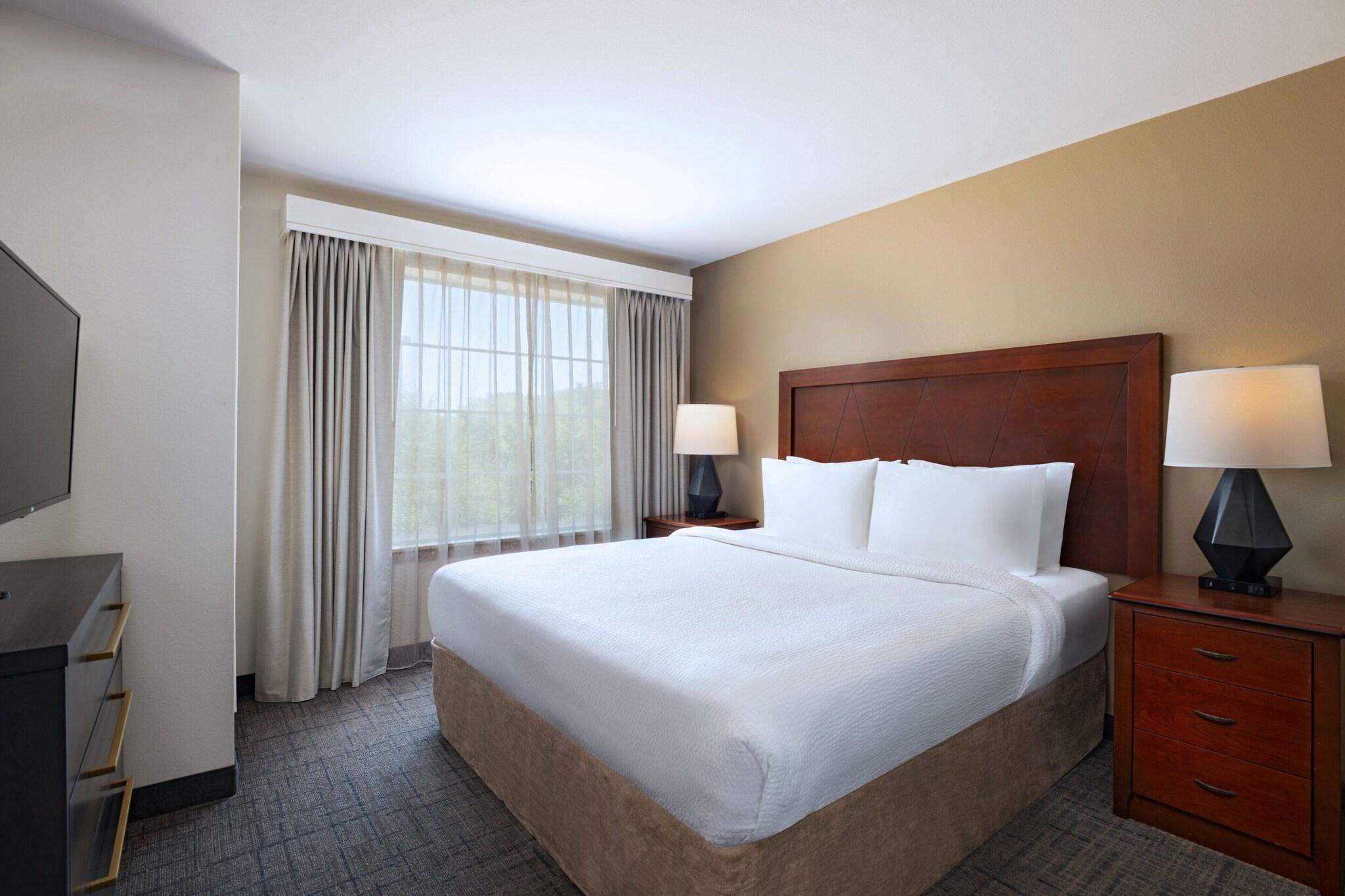 Studio Accessible King Size Bed