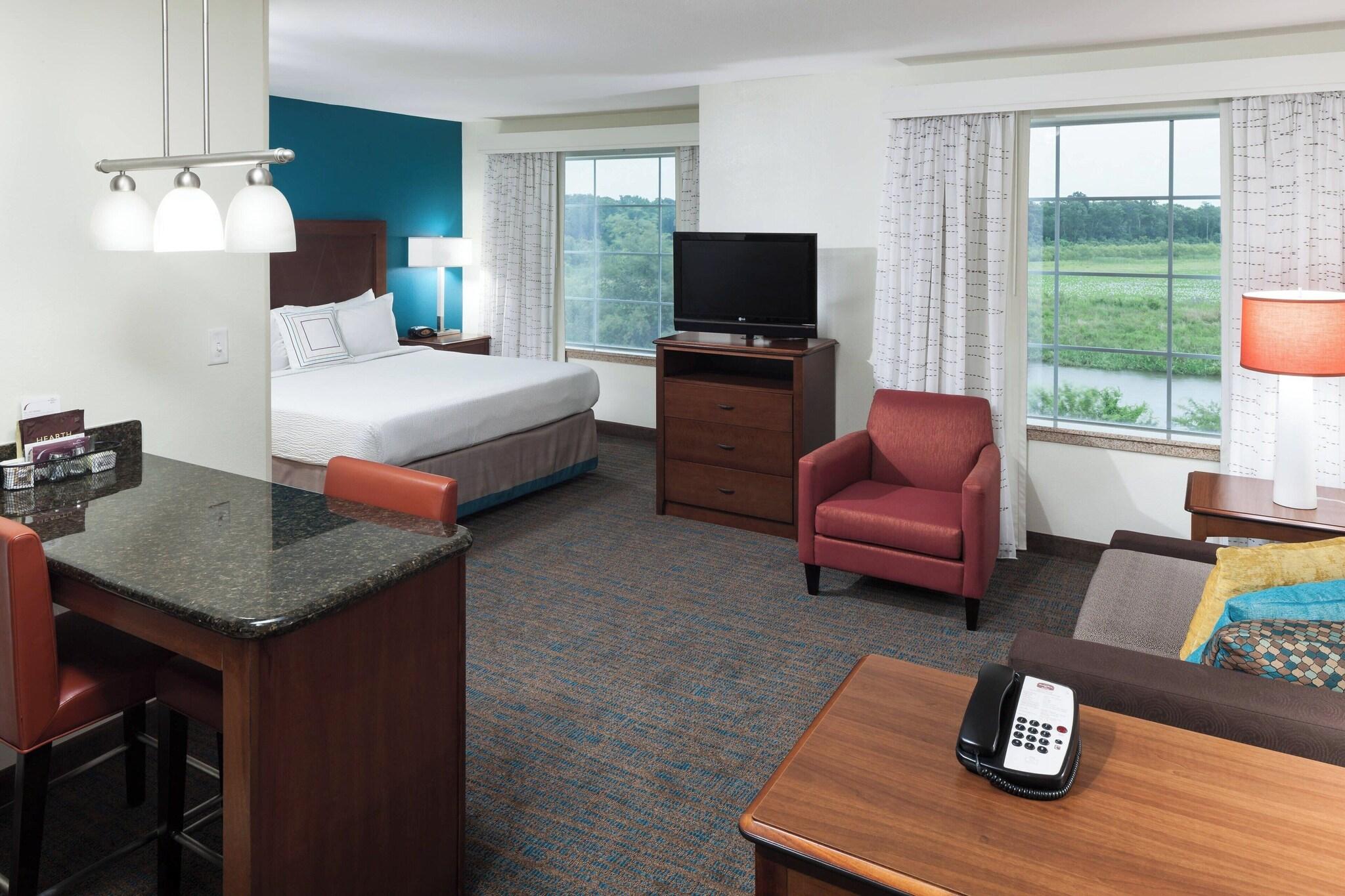 Studio Accessible King Size Bed