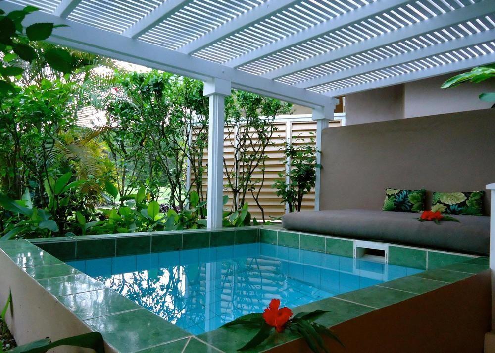 Bungalow Pool View Two Double Beds