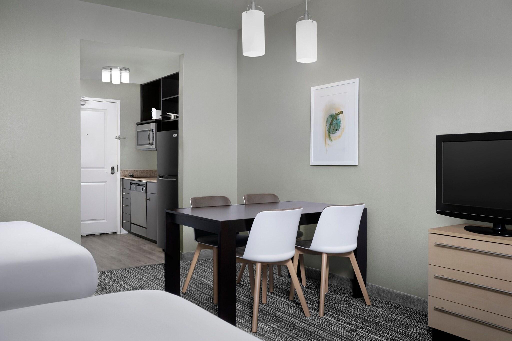 Studio Two Queen Beds