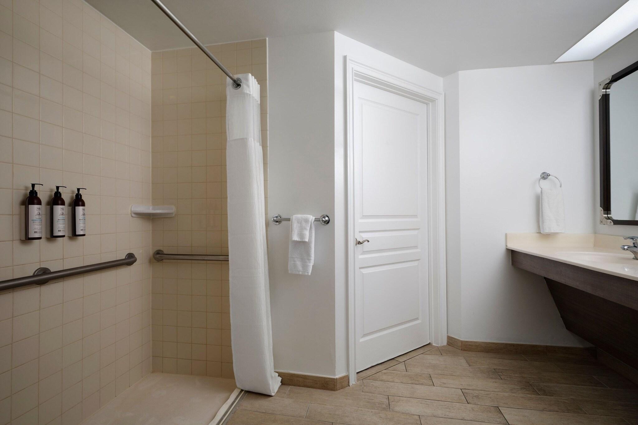 Villa Accessible King Size Bed